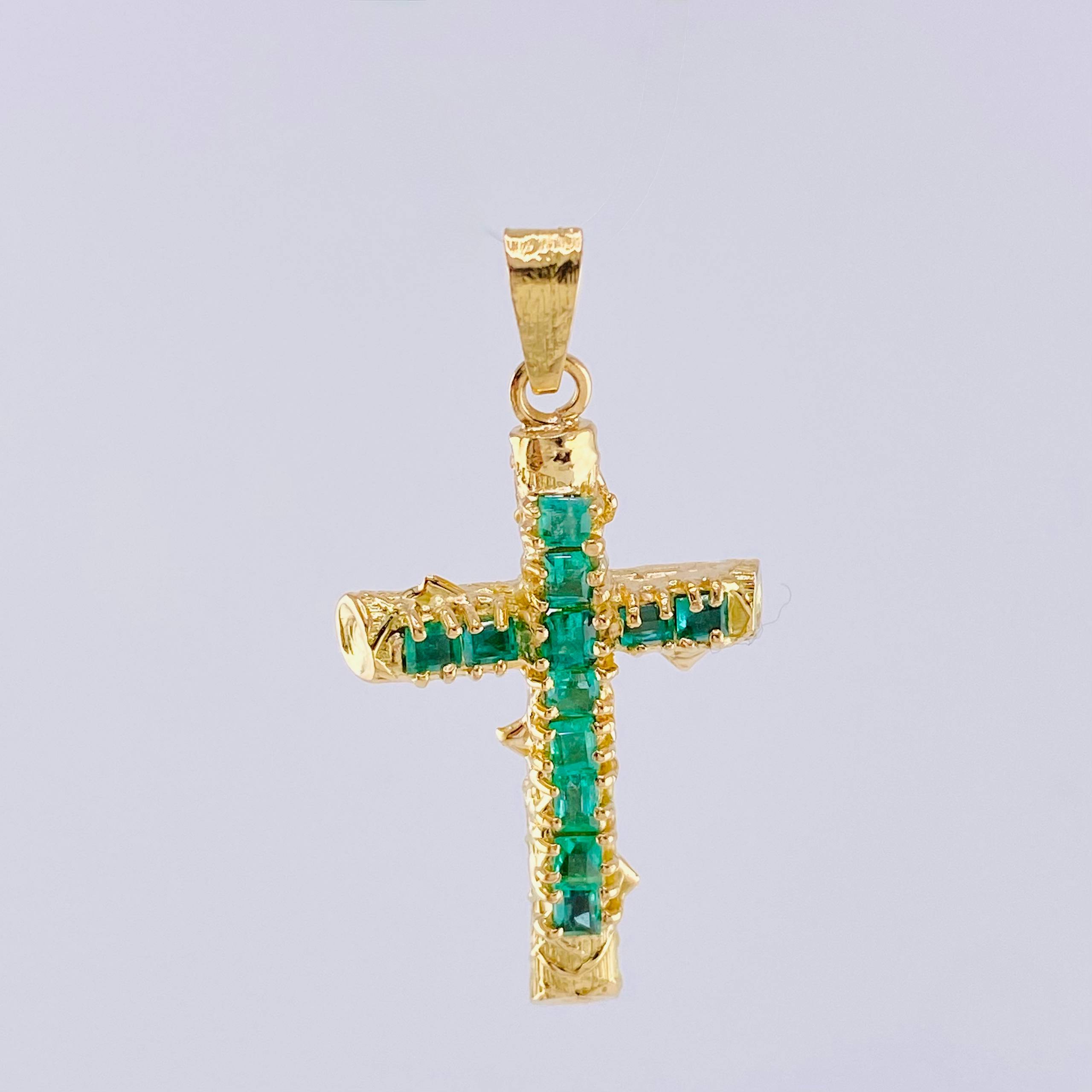 Dije Cruz Tronco Puntas Planas Esmeraldas 2 Qts 3.4 g / 1 1/2 in Oro Amarillo 18K