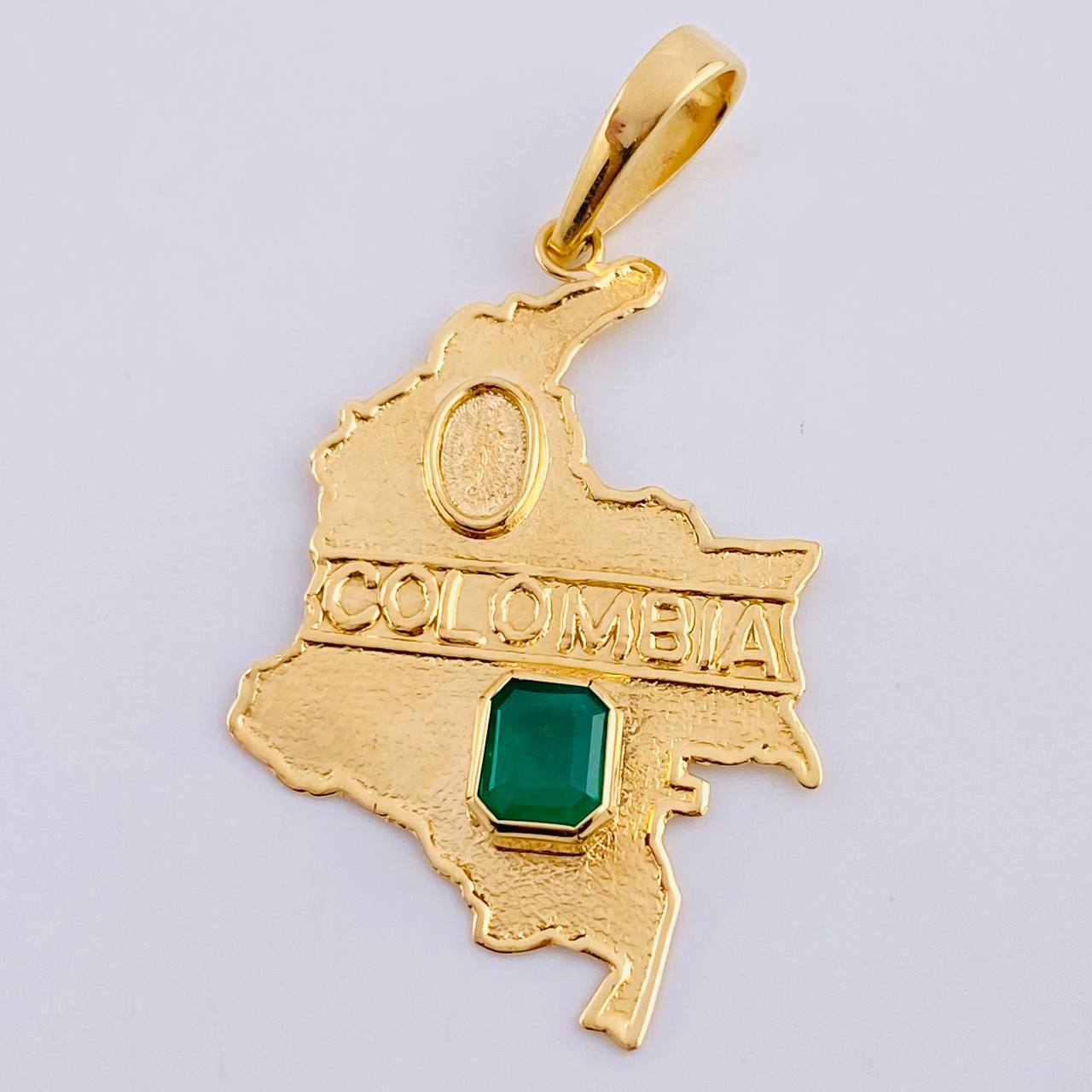 Pendant Map of Colombia Emerald 1.1 cts 4.65 g / 2 in 18K Yellow Gold