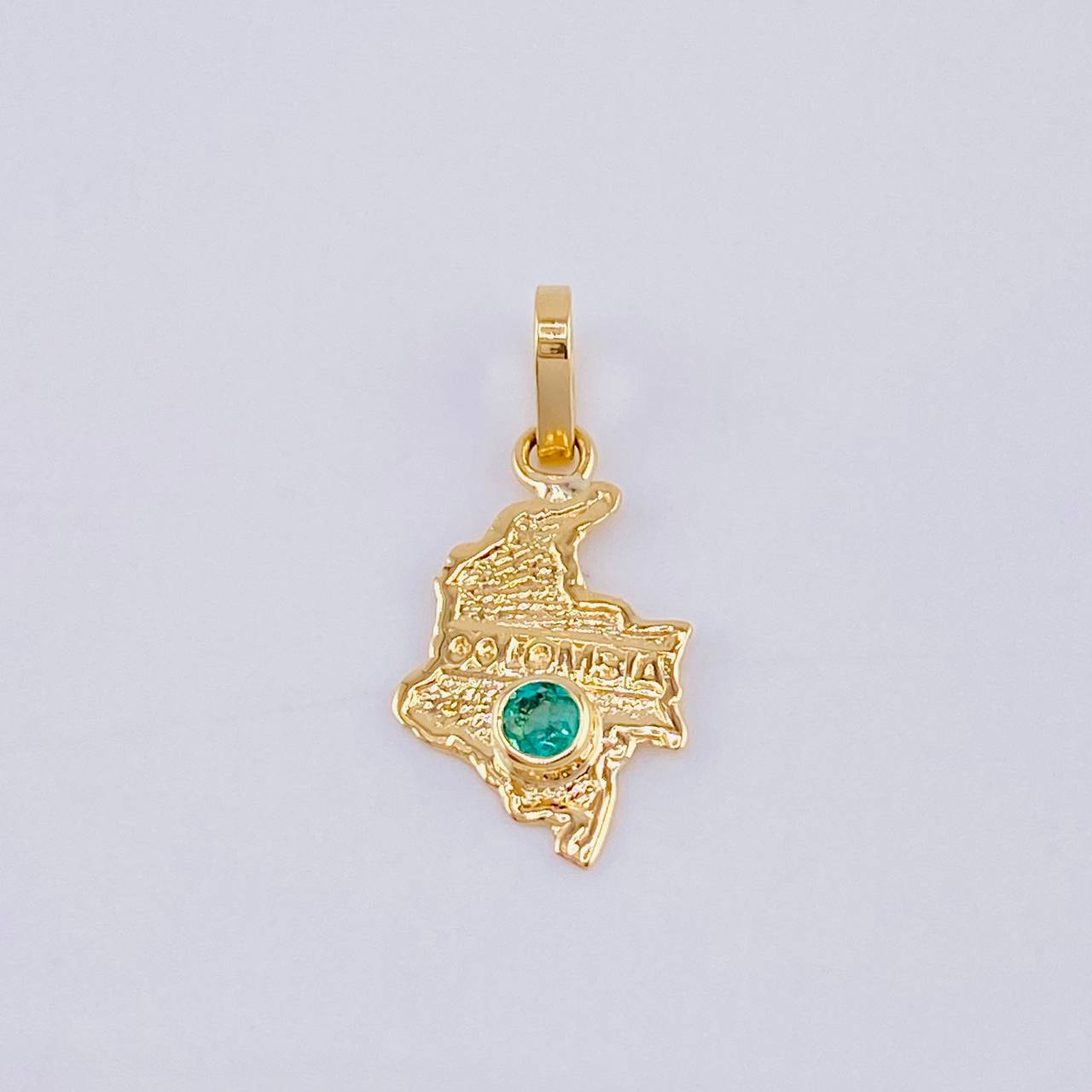Pendant Map of Colombia Emerald 8 pts 0.4 g / 3/4 in 18K Yellow Gold