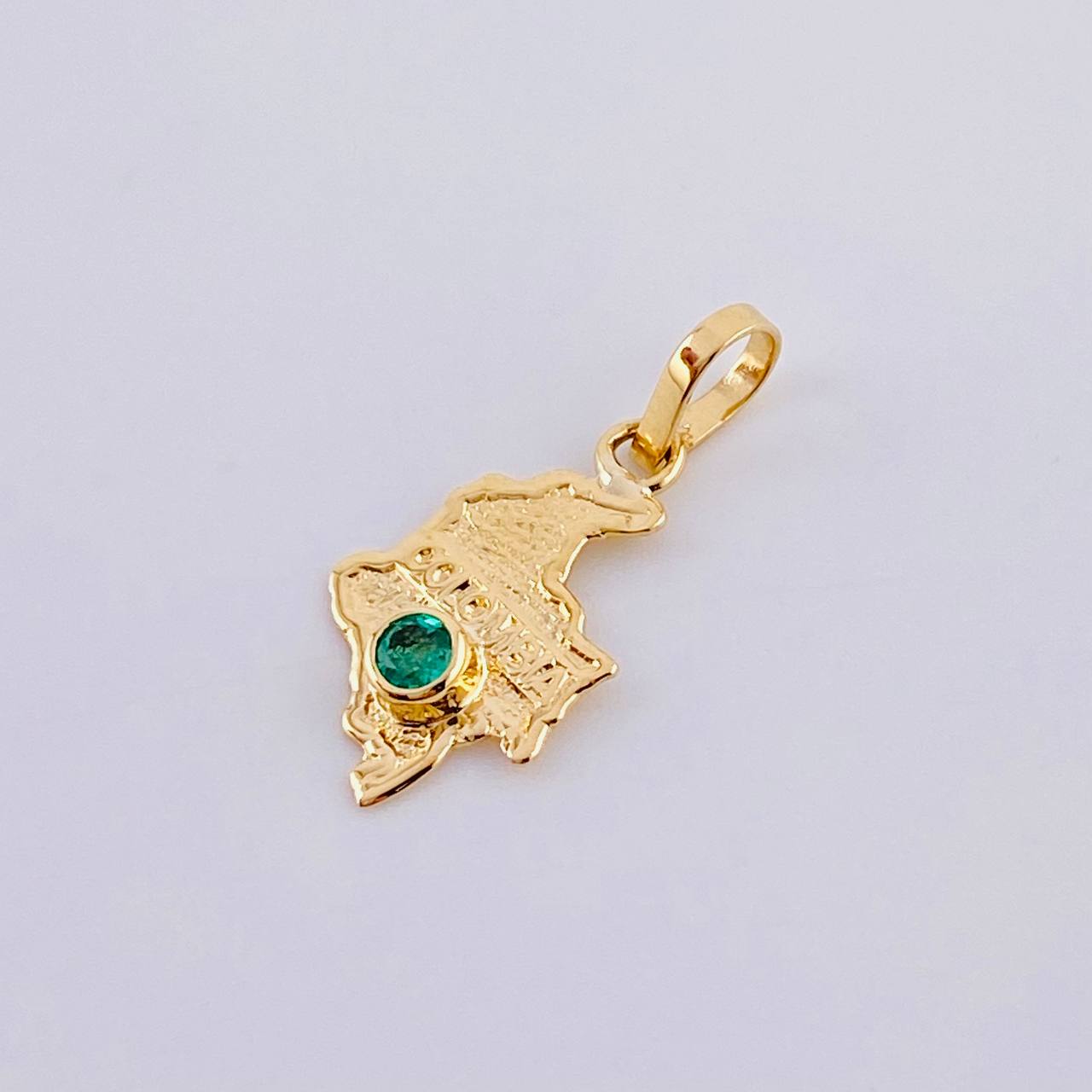 Pendant Map of Colombia Emerald 8 pts 0.4 g / 3/4 in 18K Yellow Gold