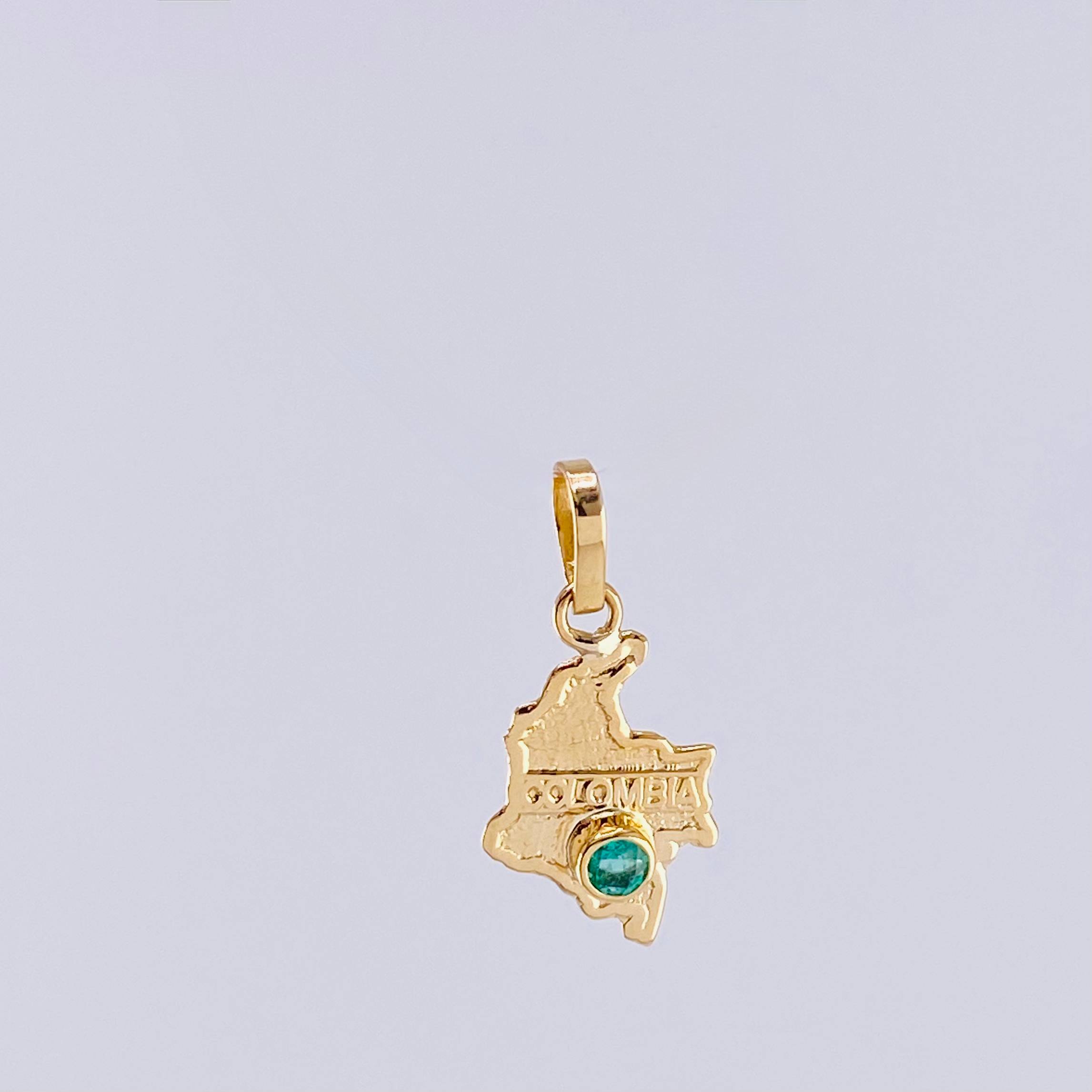 Pendant Map of Colombia Emerald 8 pts 0.4 g / 3/4 in 18K Yellow Gold