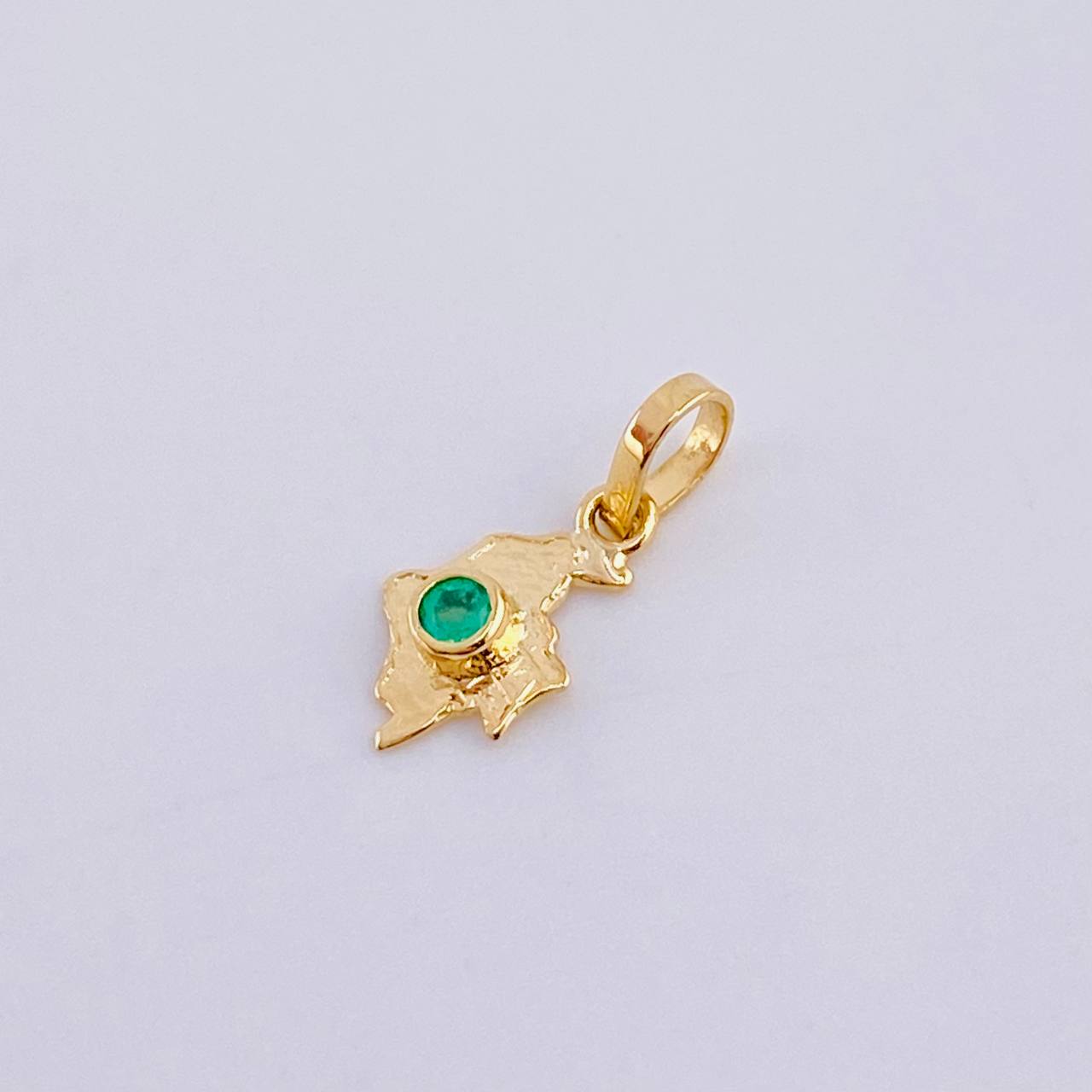 Colombia Map Pendant Emerald 4 pts 0.25 g / 1/2 in 18K Yellow Gold