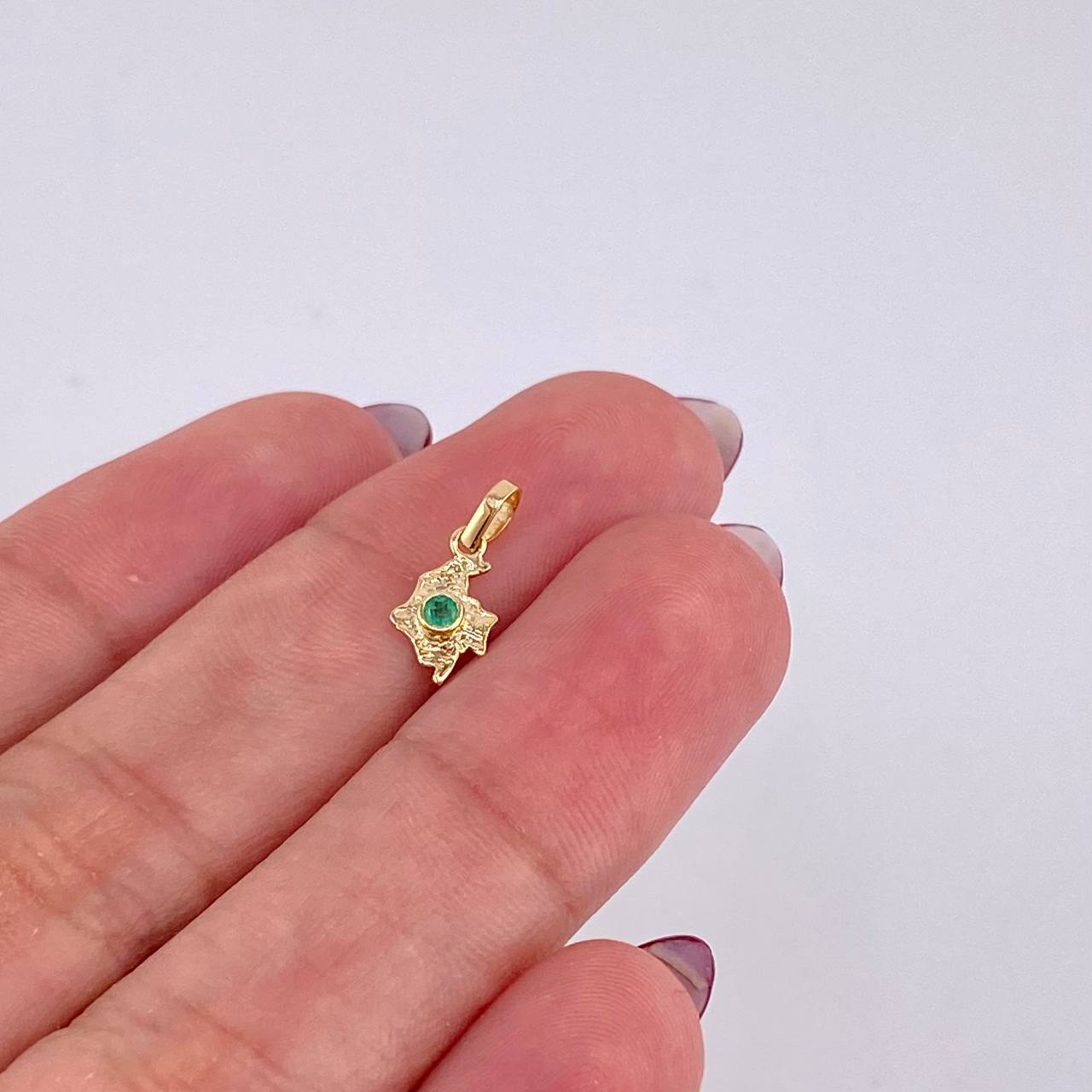 Pendant Map of Colombia Emerald 4Pts 0.25 g / 1/2 in 18K Yellow Gold