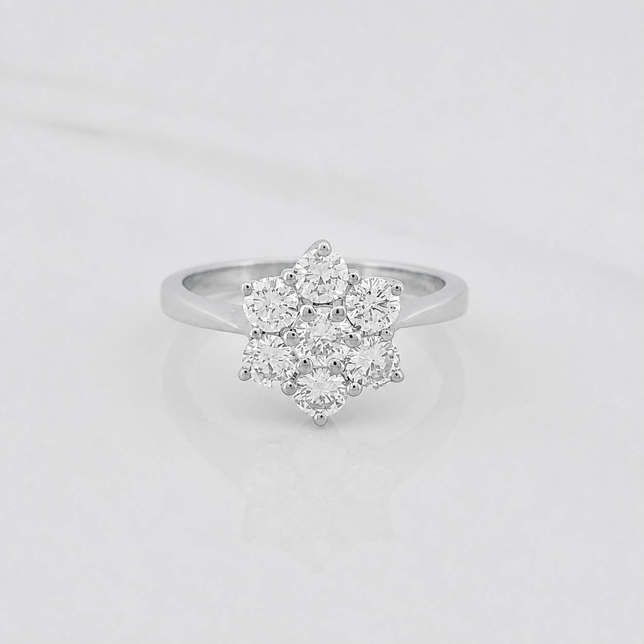 Anillo Flor Diamantes 98 Pts 3.85 g / T6 3/4 Oro Blanco 18K
