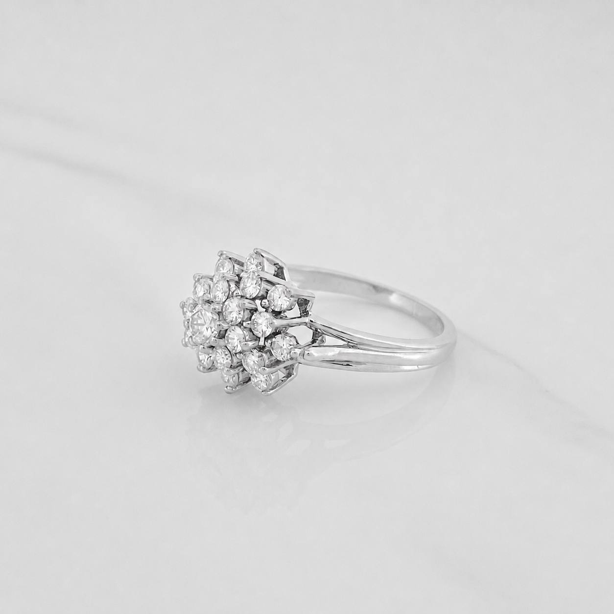 Anillo Flor Diamantes 1.04 Qts 5 g / T6 3/4 Oro Blanco 18K