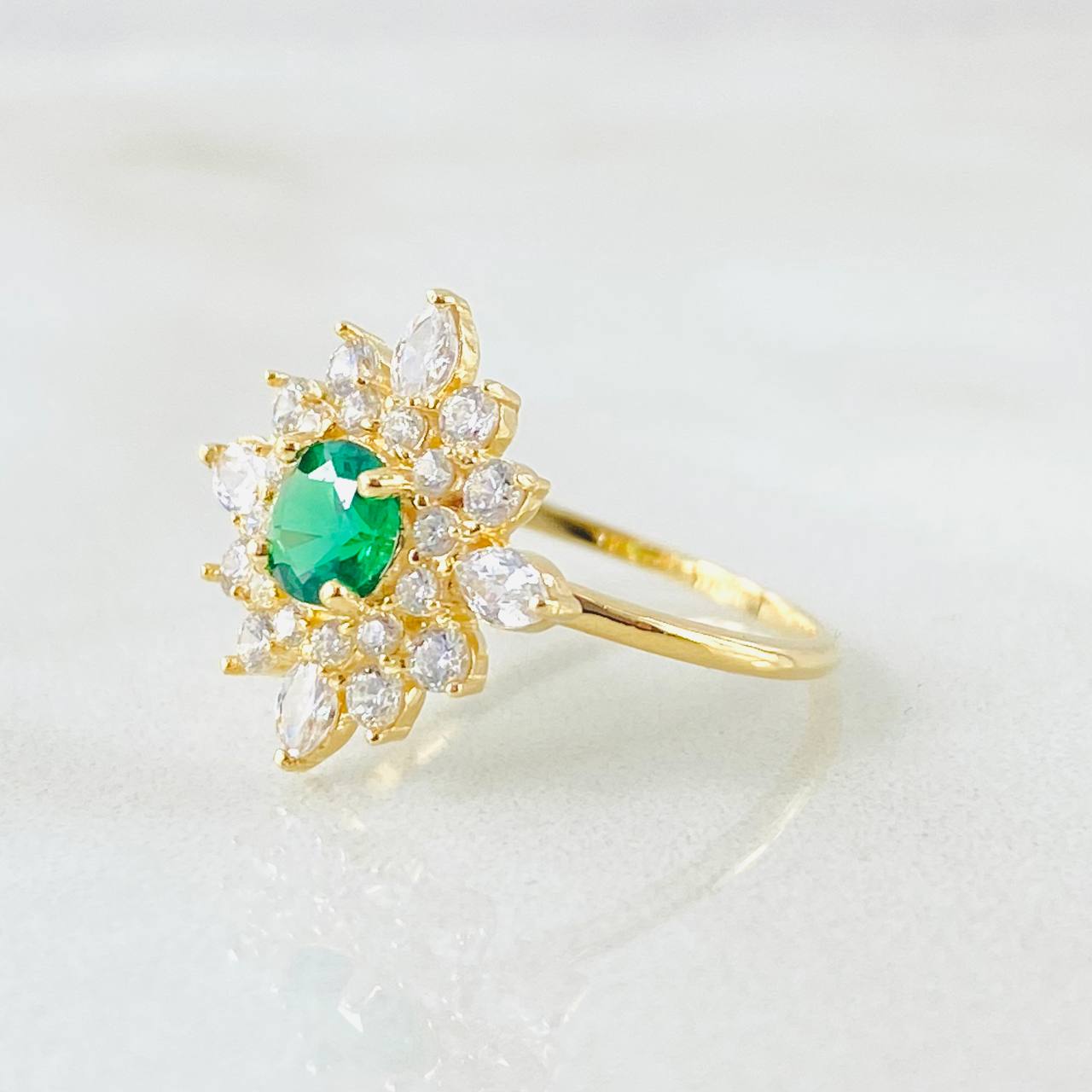 Anillo Flor Estrellada 1.7gr / T4 / Oro Amarillo 18K ©
