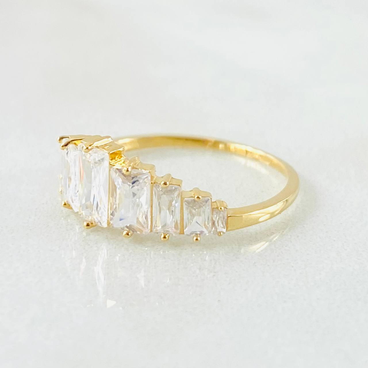 Anillo Línea Ascendente 1.45gr / T5 1/4 / Oro Amarillo 18K ©