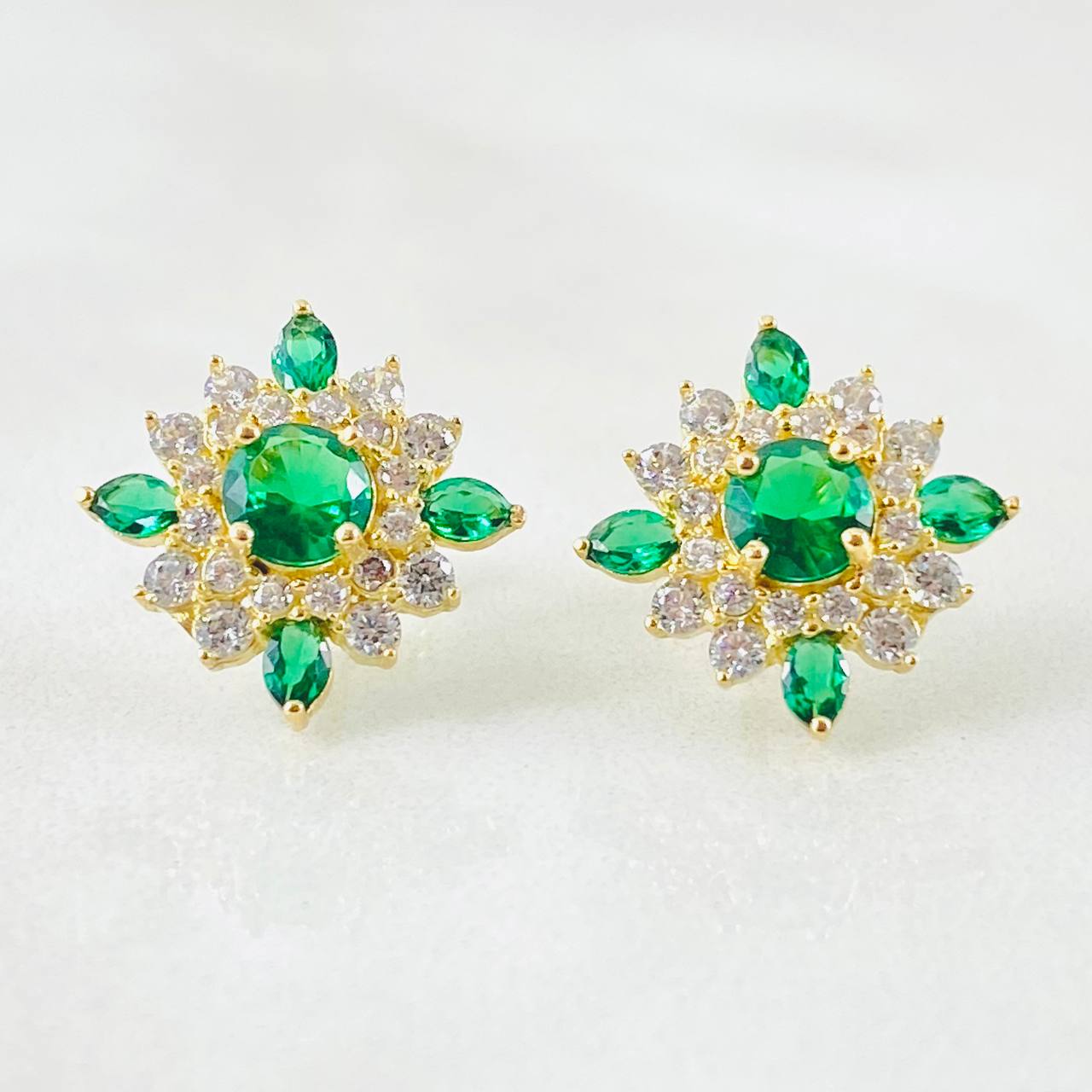 Topos Flor Estrellada 2.65gr / Oro Amarillo 18K ©