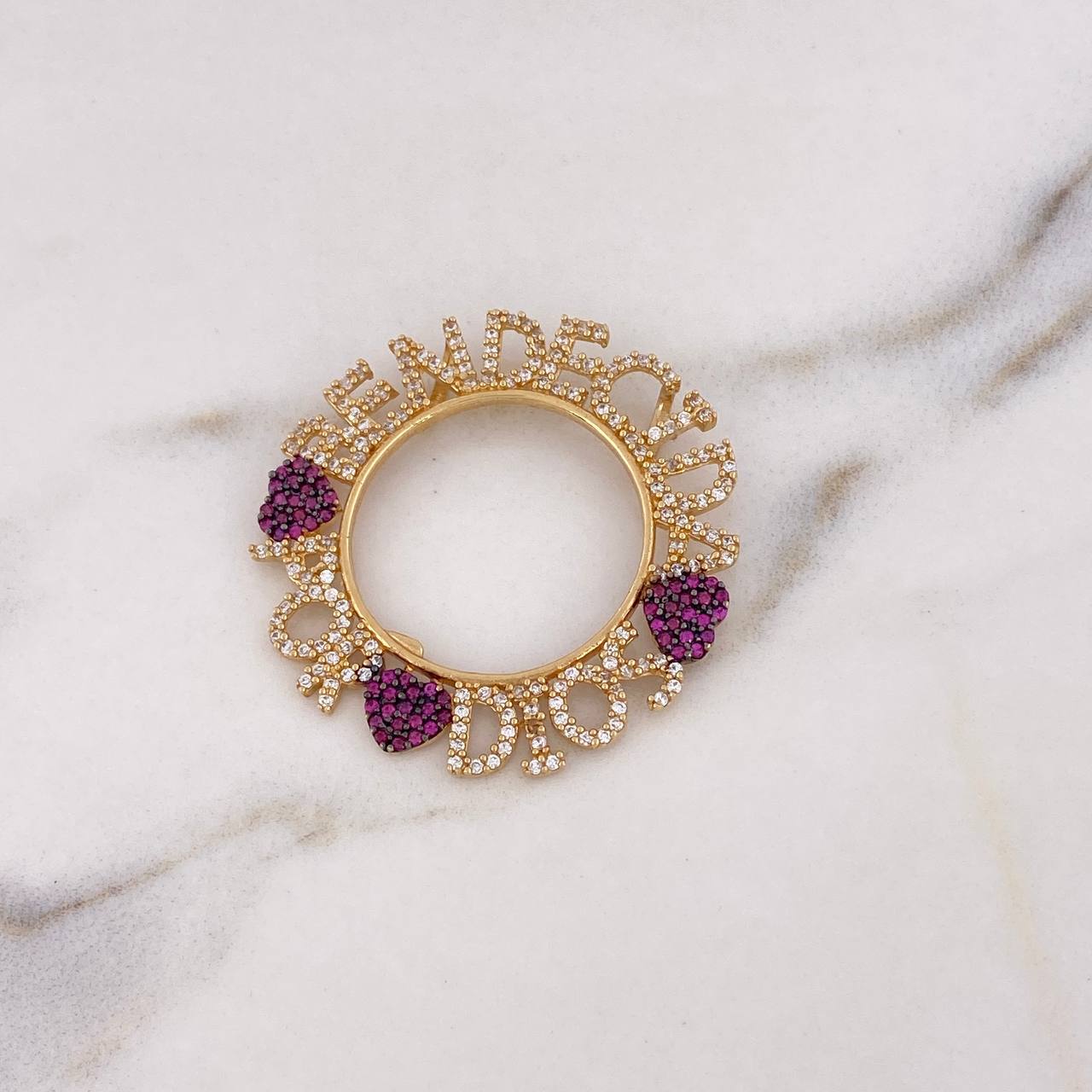 Dije Bendecida Por Dios 5.8gr / 3.6cm / Circones Blancos Fucsias Oro Amarillo 18K $