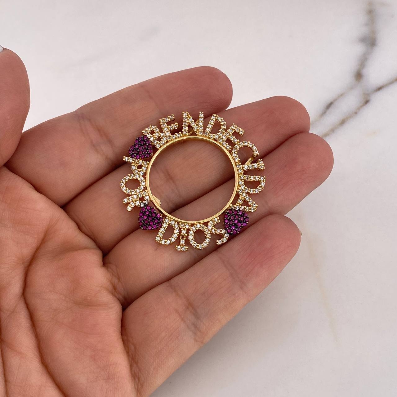 Dije Bendecida Por Dios 5.8gr / 3.6cm / Circones Blancos Fucsias Oro Amarillo 18K $
