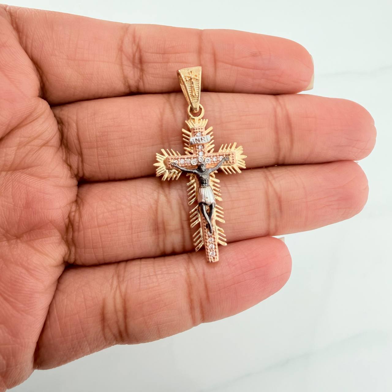 Dije Cruz Cristo Milagroso De Buga 4.1 g / 1 1/2 in Tres Oros 18K