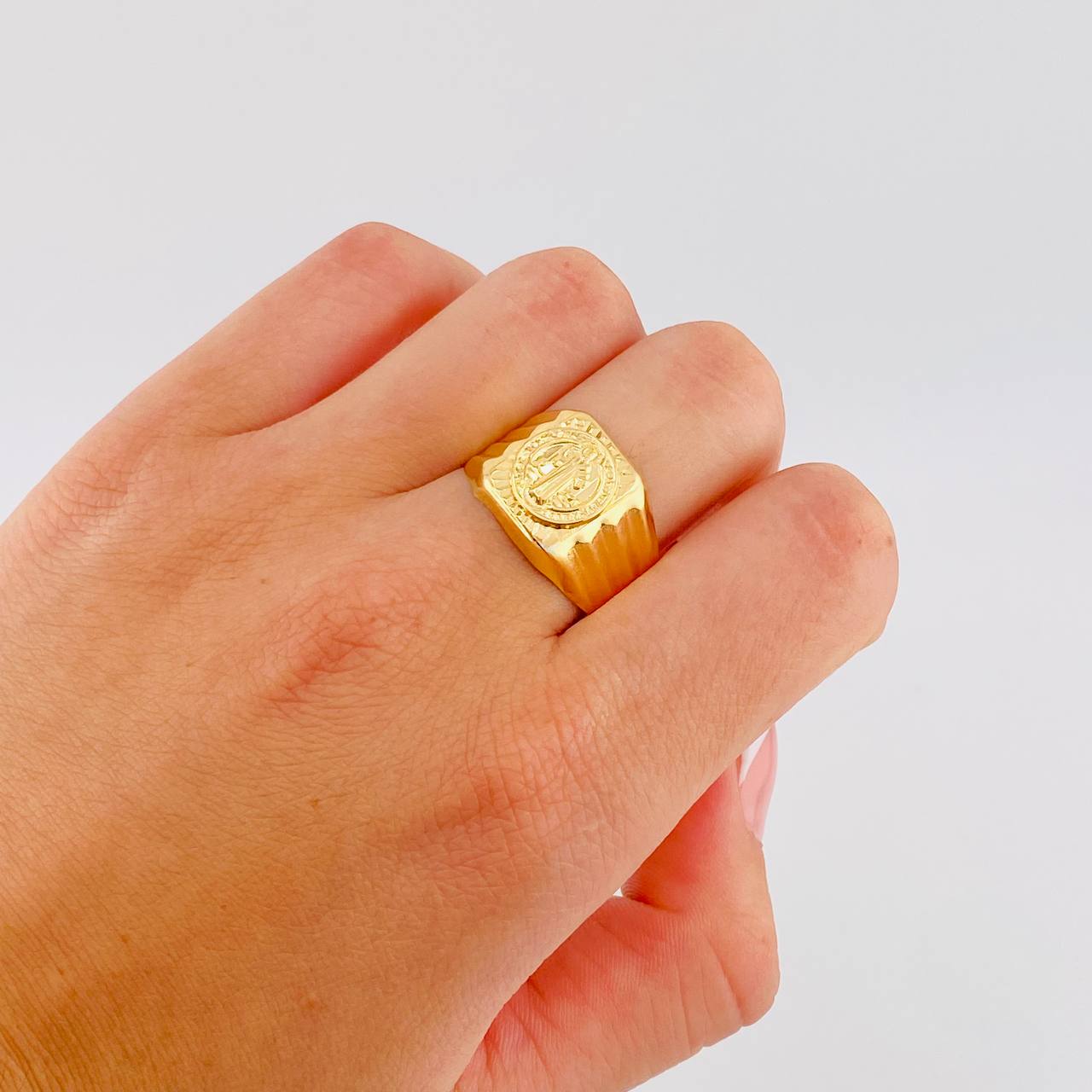 Saint Benedict Signet Ring 3.15 g / T10 1/2 Yellow Gold 18K