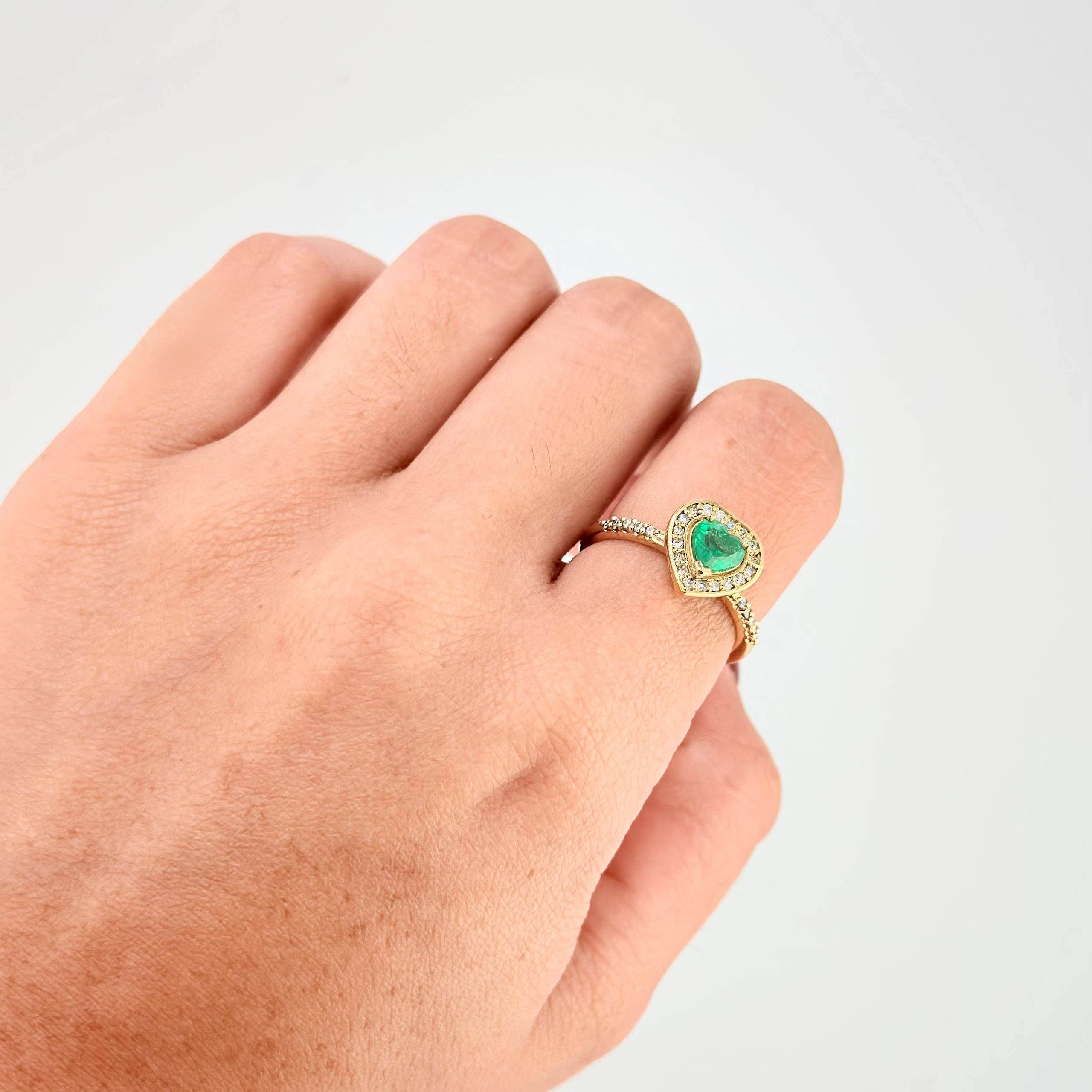 Anillo Corazon Tupido Esmeralda 45Pts 4 g / T6 3/4 Oro Amarillo 18K