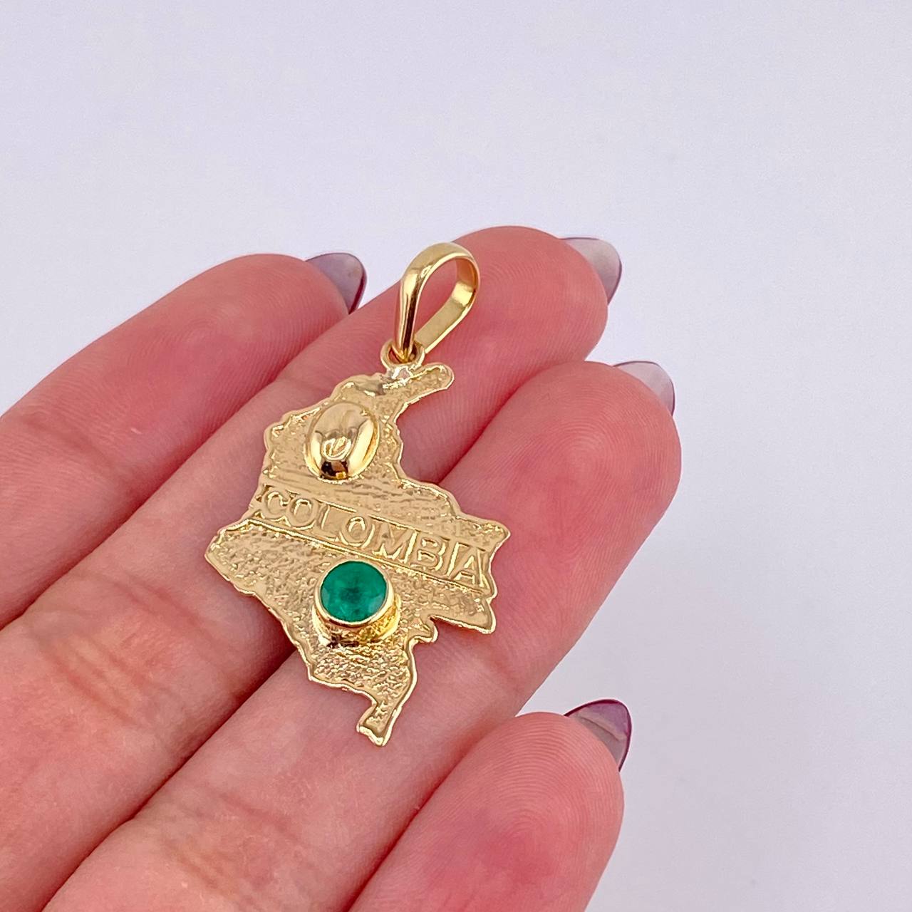 Colombia Map Pendant Emerald 46 pts 2.3 g / 1 3/4 in 18K Yellow Gold