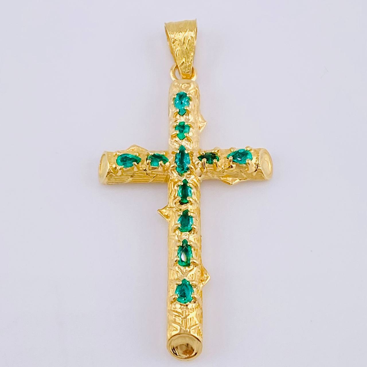 Dije Cruz Tronco Puntas Planas Esmeraldas 2,2 Qts 4.95 g / 2 in Oro Amarillo 18K