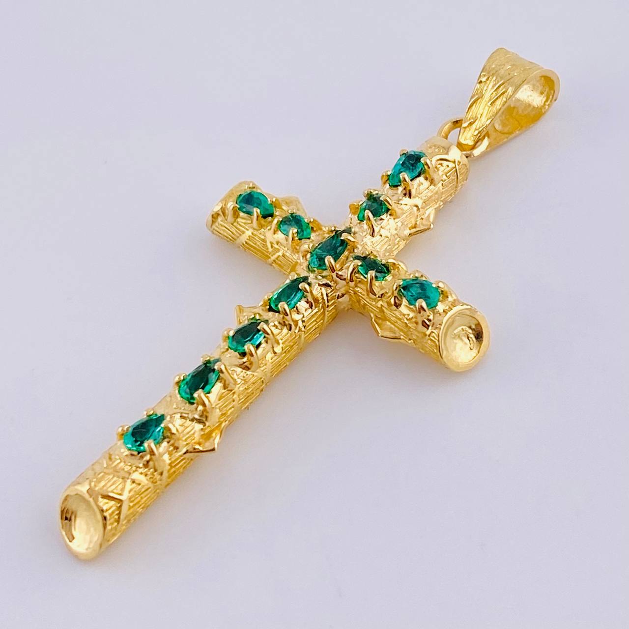 Dije Cruz Tronco Puntas Planas Esmeraldas 2,2 Qts 4.95 g / 2 in Oro Amarillo 18K