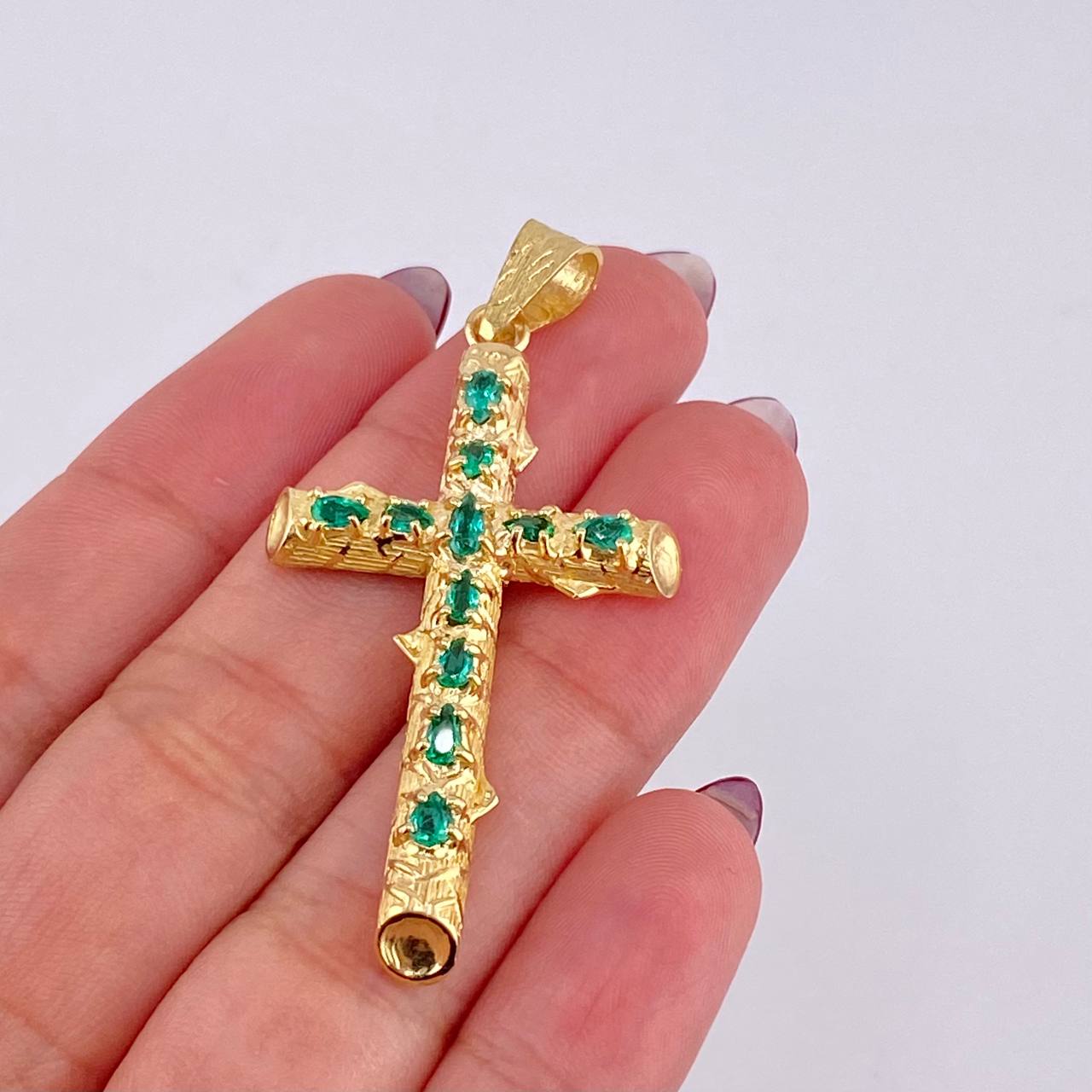 Dije Cruz Tronco Puntas Planas Esmeraldas 2,2 Qts 4.95 g / 2 in Oro Amarillo 18K