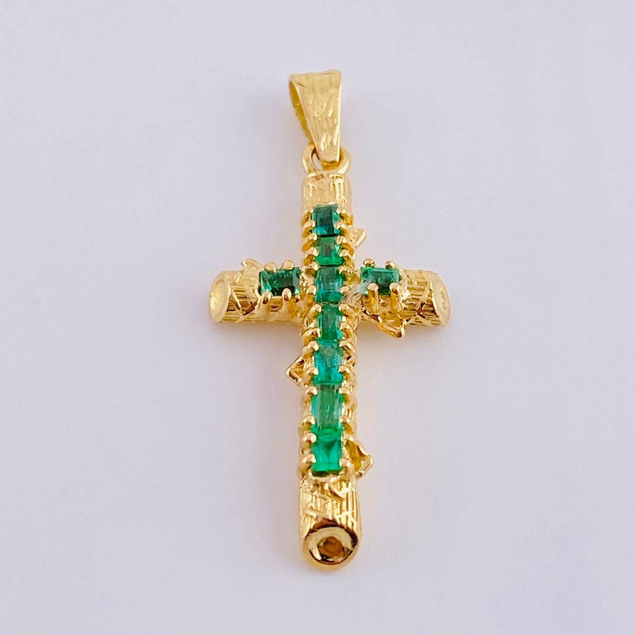 Pendant Trunk Cross Emeralds 80Pts 1.55 g / 1 in 18K Yellow Gold