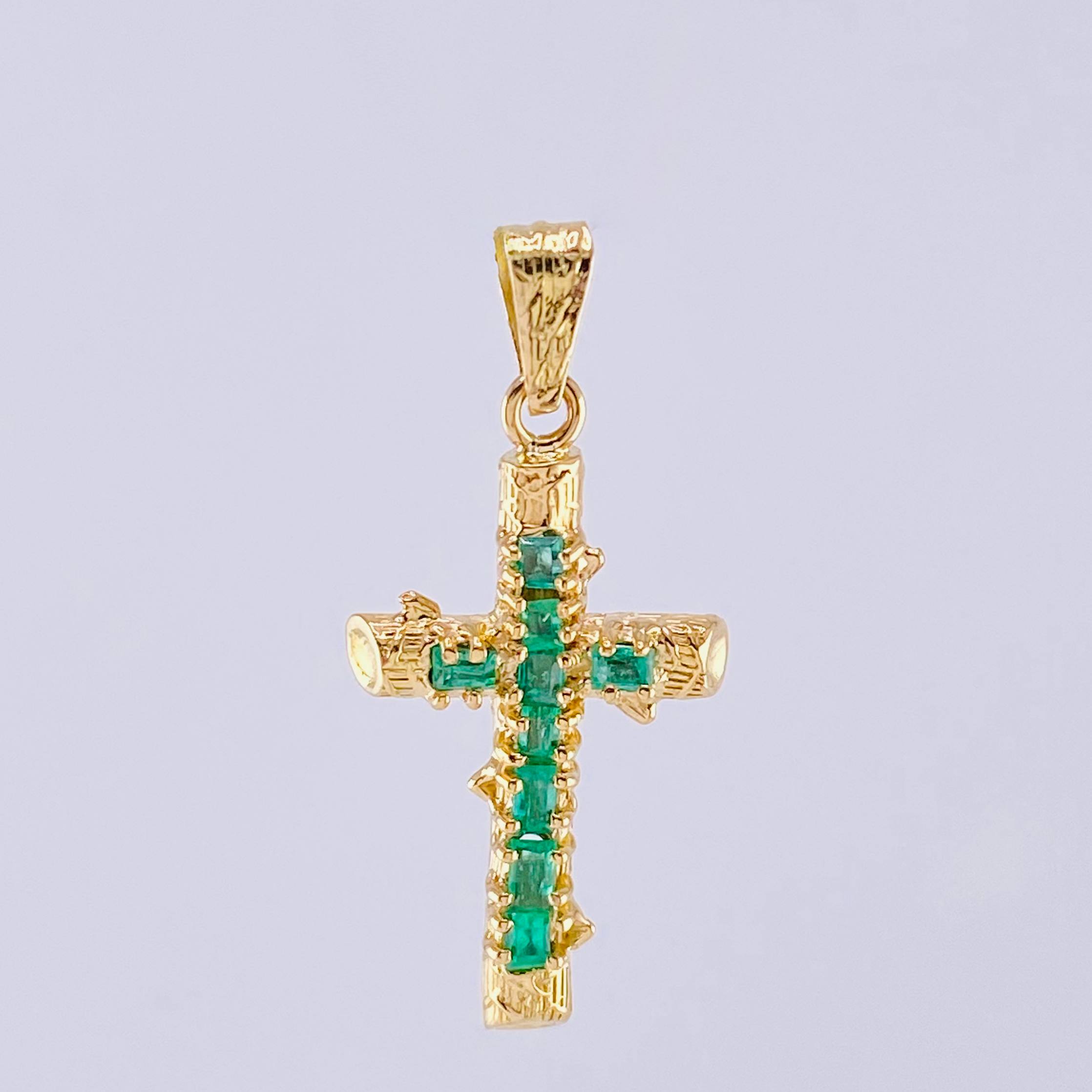 Pendant Trunk Cross Emeralds 80Pts 1.55 g / 1 in 18K Yellow Gold