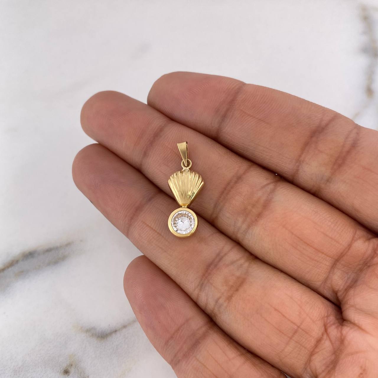 Pendant Oyster 0.8gr / 2.1cm / White Zircon 18K Yellow Gold #