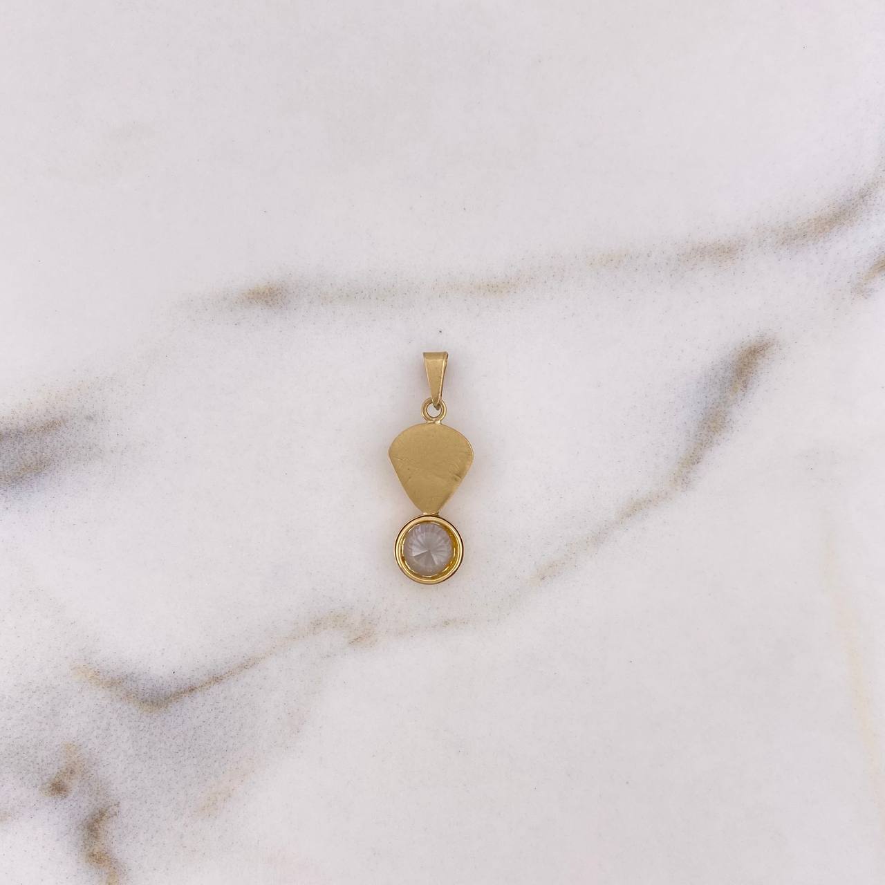 Pendant Oyster 0.8gr / 2.1cm / White Zircon 18K Yellow Gold #