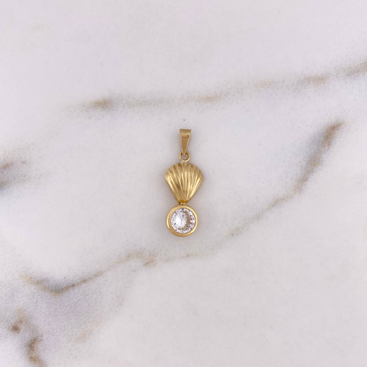 Pendant Oyster 0.8gr / 2.1cm / White Zircon 18K Yellow Gold #