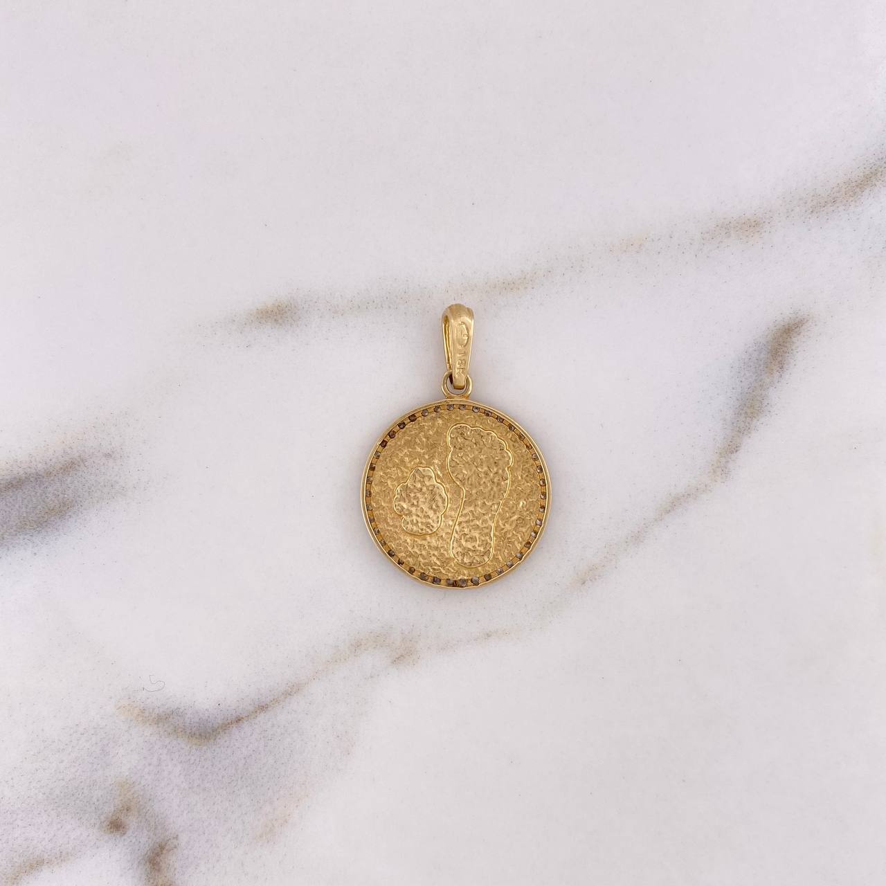 Pendant Footprint Medal 2.45gr / 2.6cm / White Zircons 18K Yellow Gold #