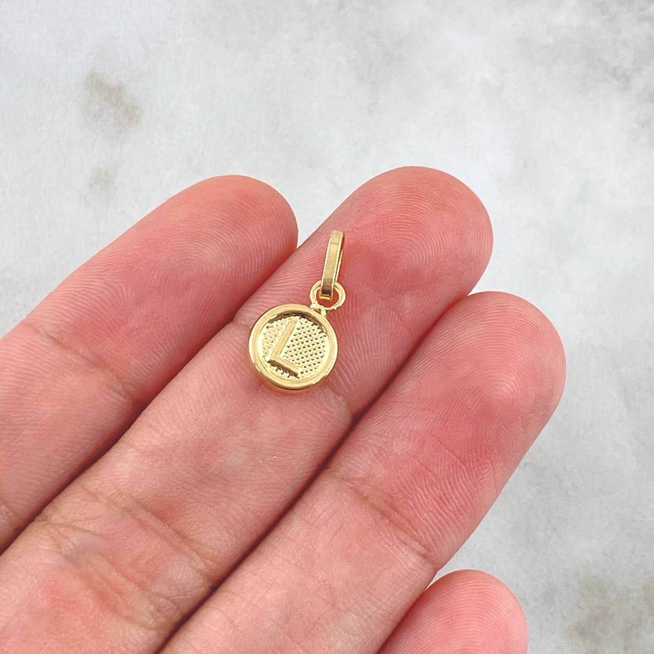 Dije Letra L 0.5gr / 1.5cm / Circulo Texturizado Rayado Oro Amarillo 18K