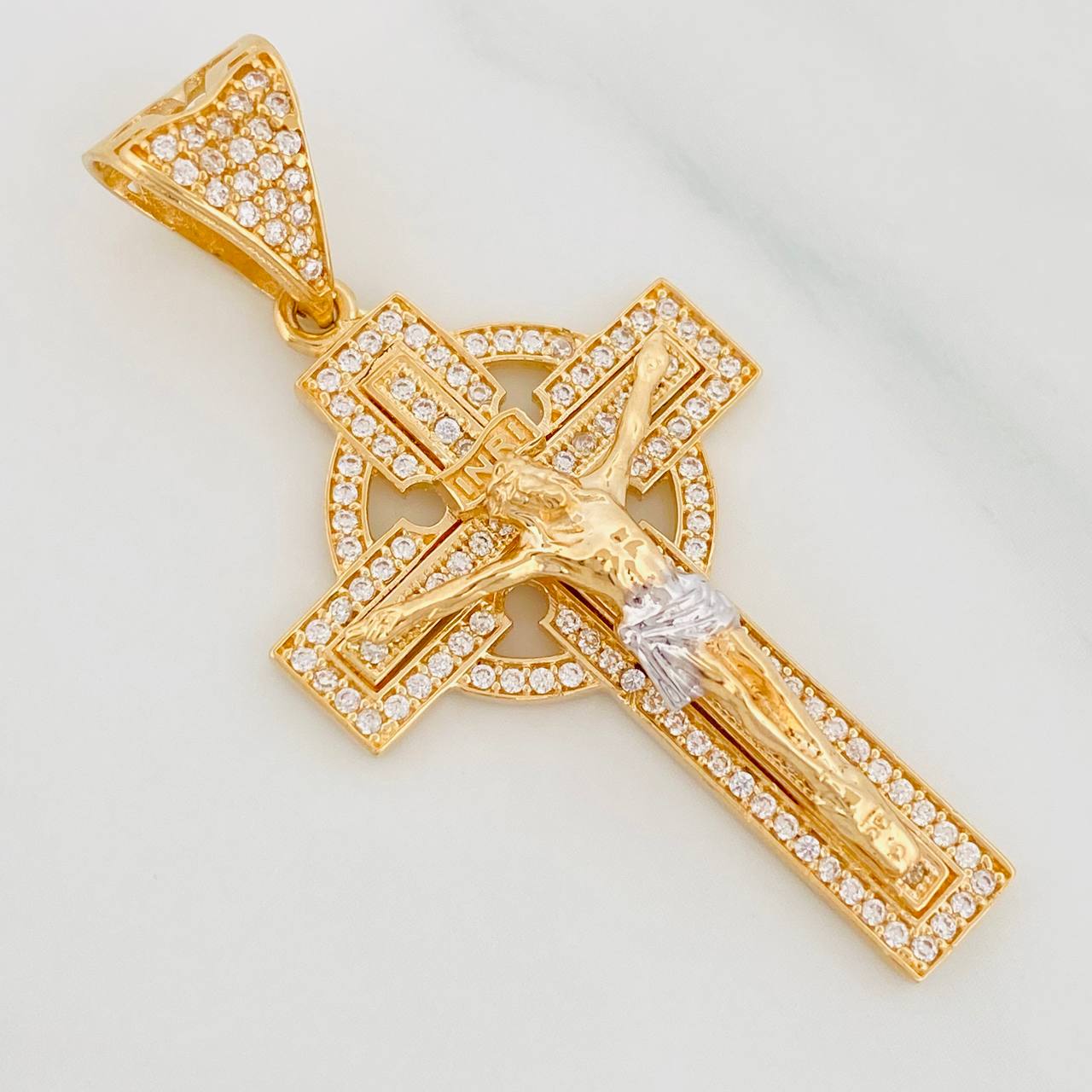 Dije Cruz Cristo 6.75g / 1 3/4 in Dos Oros Amarillo Blanco 18K