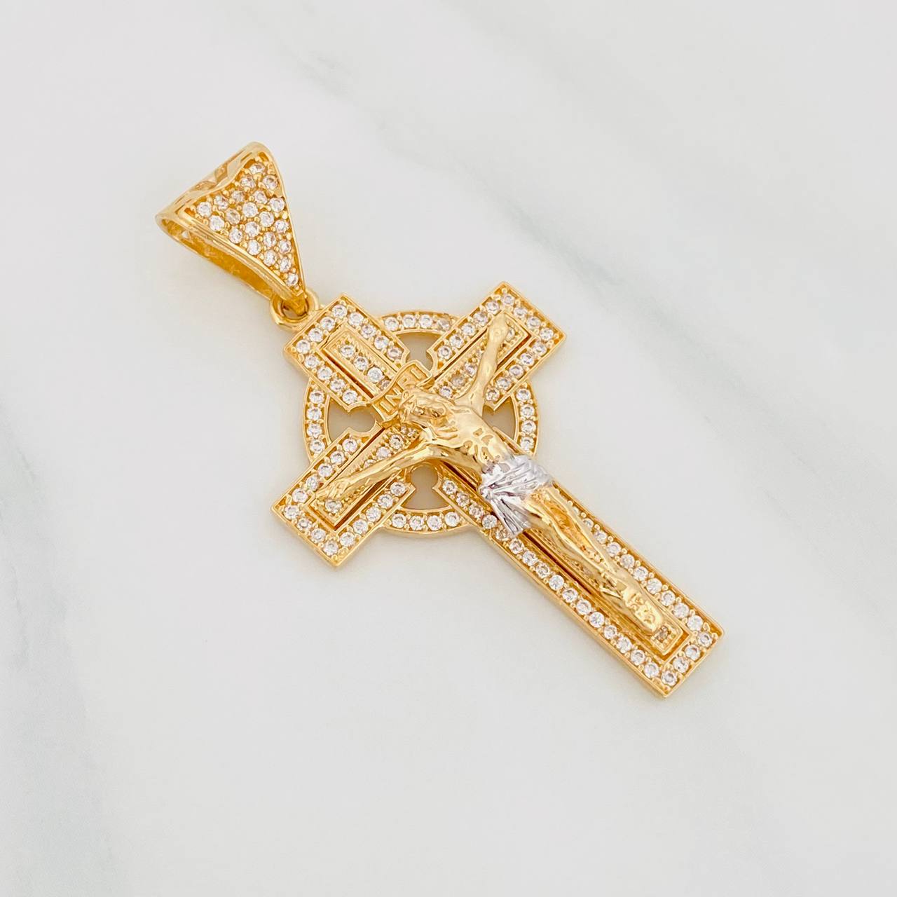 Dije Cruz Cristo 6.75g / 1 3/4 in Dos Oros Amarillo Blanco 18K