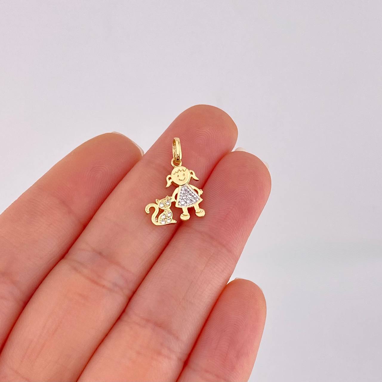 Dije Niña y Gato 1.1g / 3/4 in Dos Oros Amarillo Blanco 18K