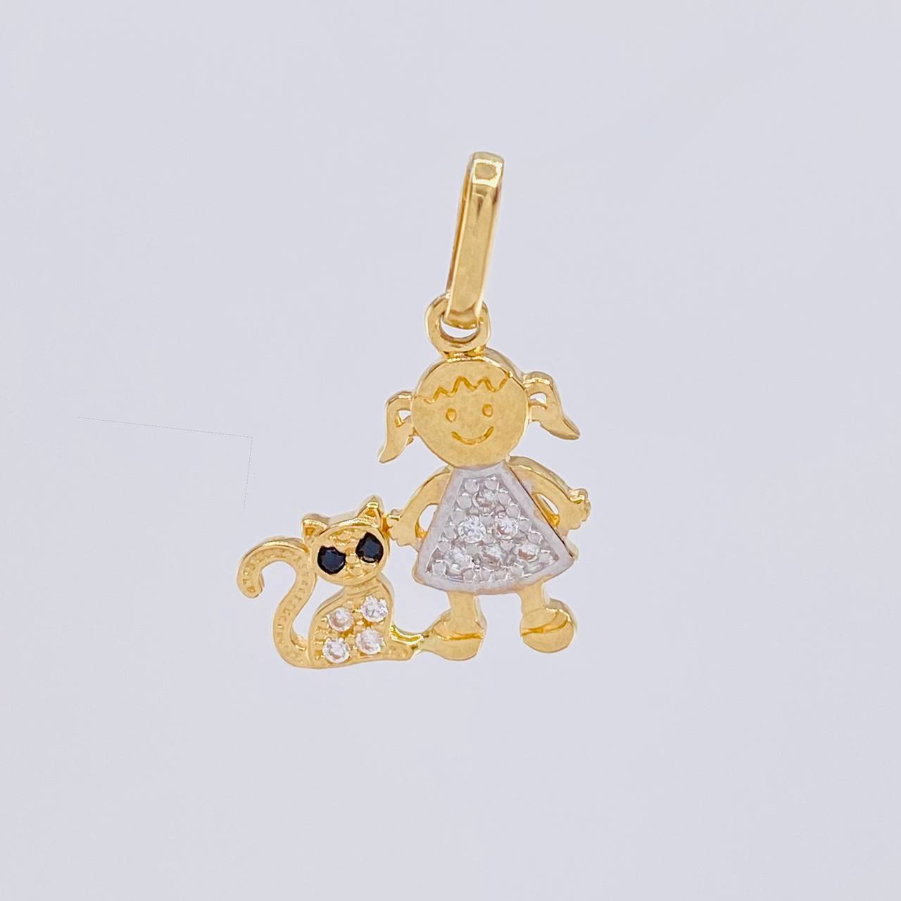 Dije Niña y Gato 1.05g / 3/4 in Dos Oros Amarillo Blanco 18K