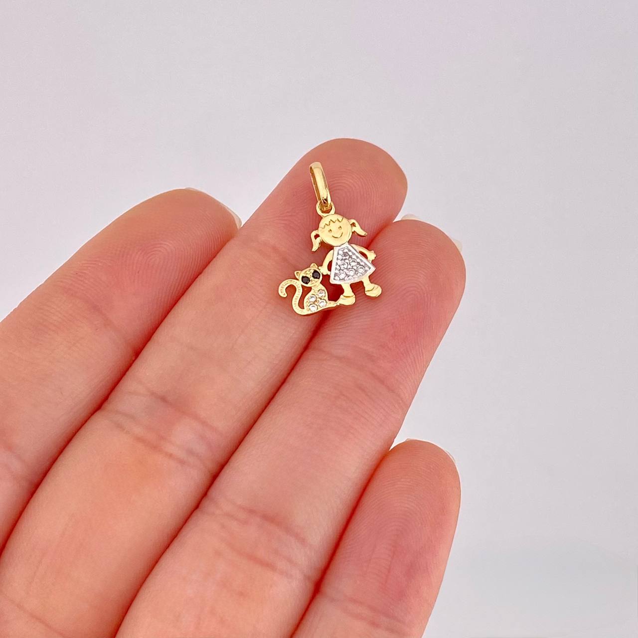 Dije Niña y Gato 1.05g / 3/4 in Dos Oros Amarillo Blanco 18K