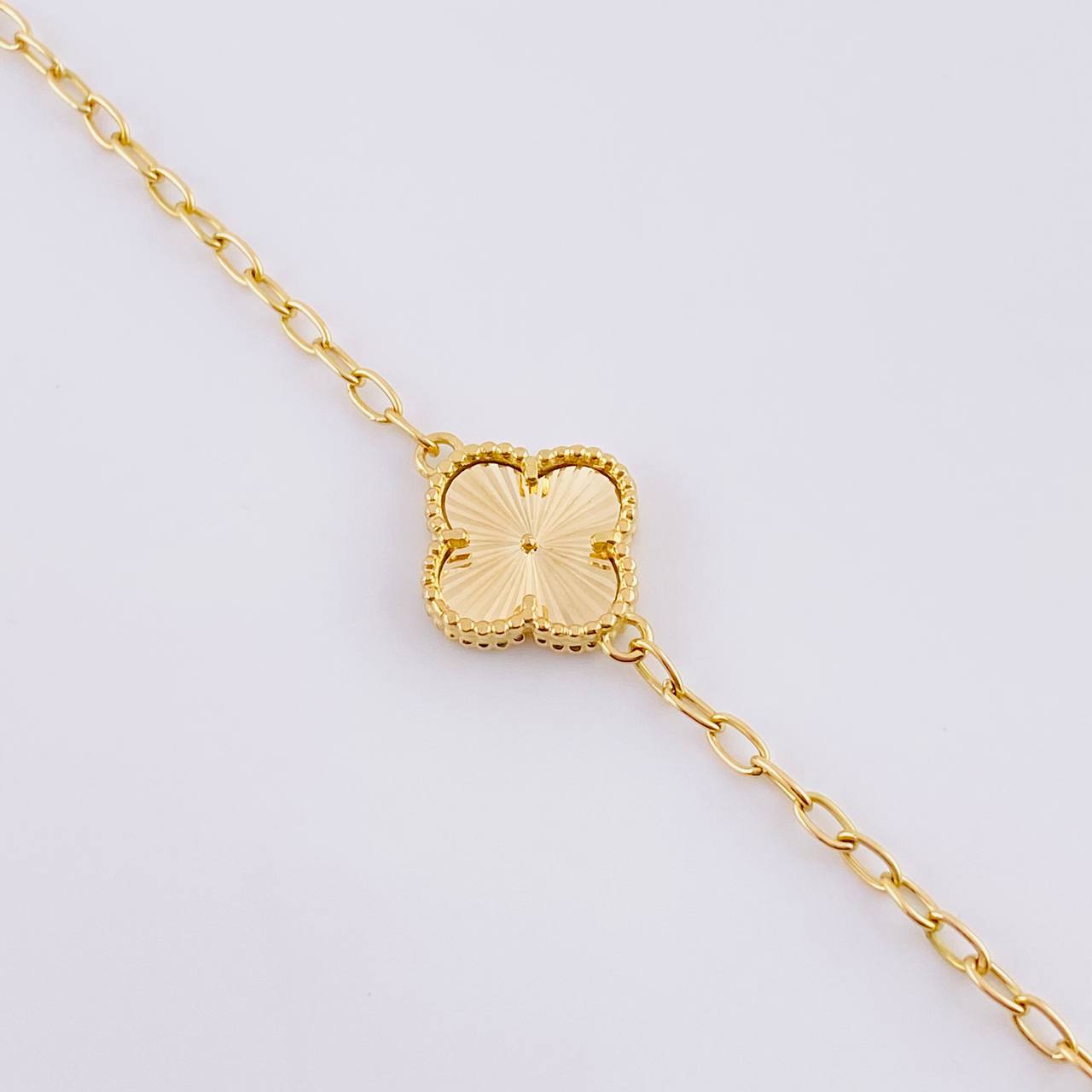 Pulso Aro Seguido Trébol 4.95g / 8 1/2 in / 2.5mm Oro Amarillo 18K