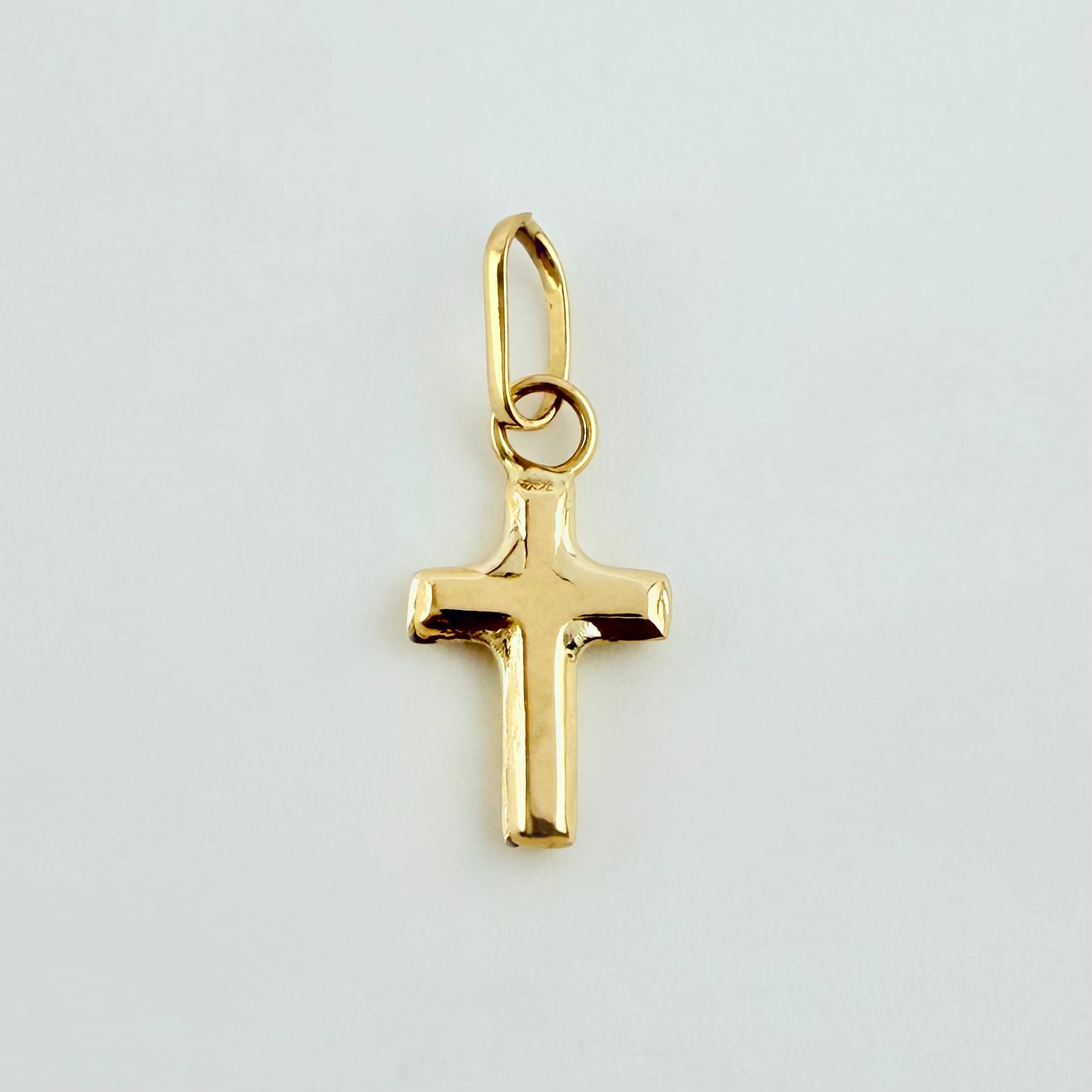 Dije Crúz Lisa 0.15gr / 1/2 in / Oro Amarillo 18K
