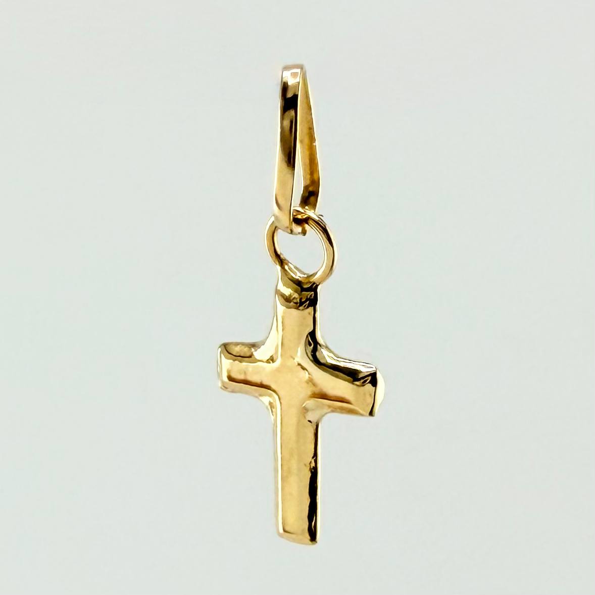 Dije Crúz Lisa 0.15gr / 1/2 in / Oro Amarillo 18K