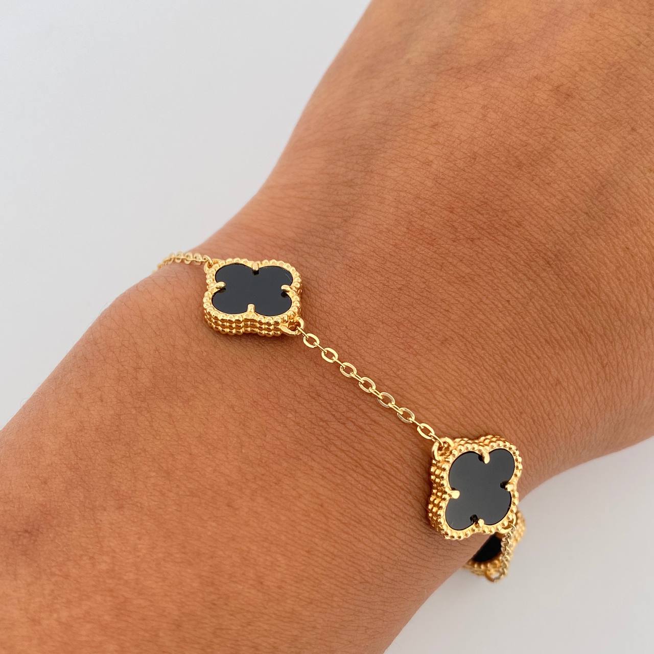 Pulso Aro Seguido Trebol Gradual 8.15gr / 17.2cm-19.5cm / 1.2mm Onix Negro Oro Amarillo 18K $