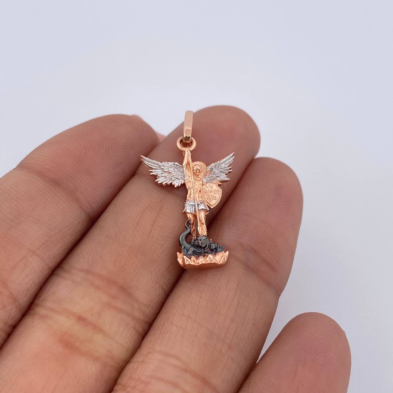 Pendant San Miguel Arcangel 1.7gr / 2.7cm / Tres Oros 18K $