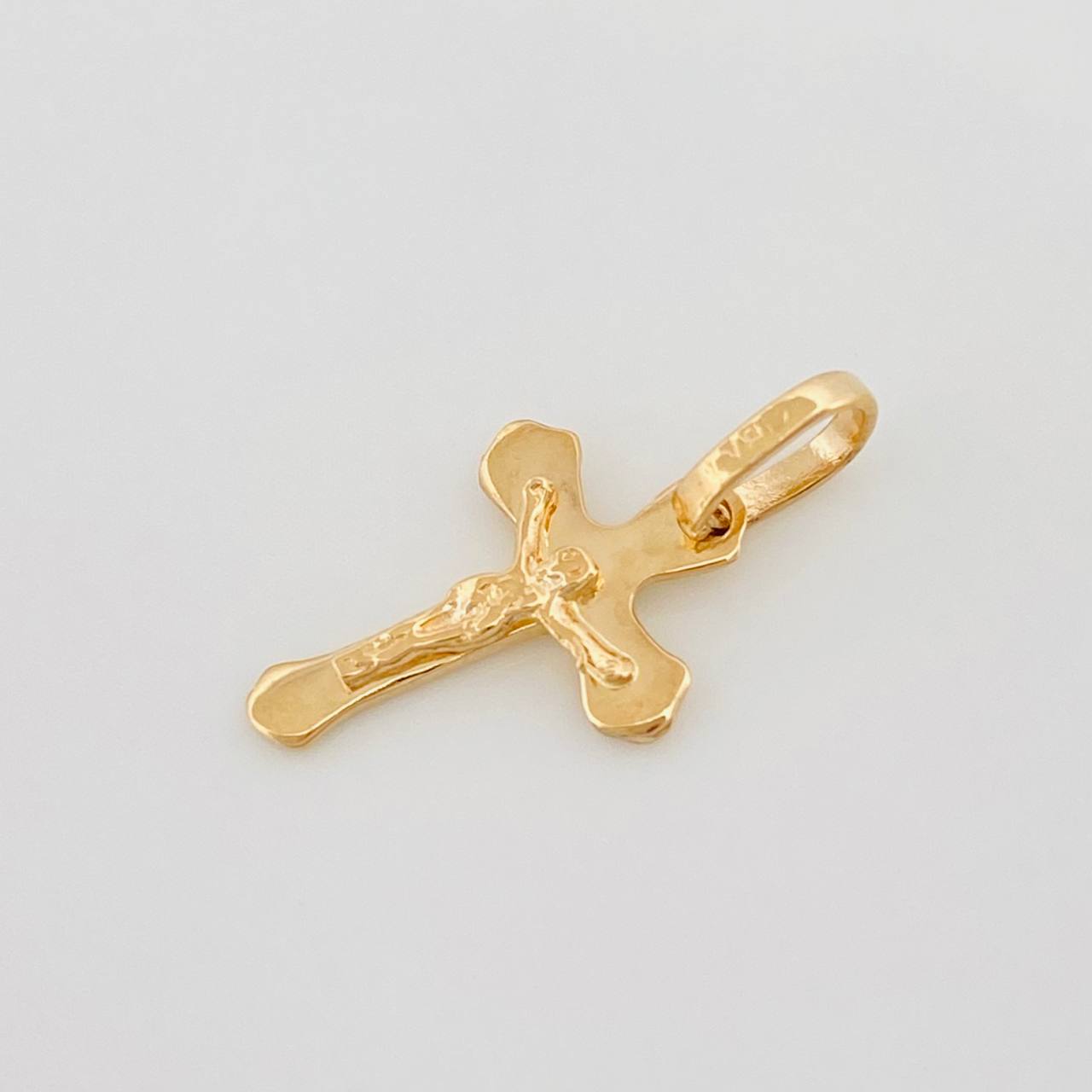 Pendant Cross Christ 0.7 g / 3/4 in 18K Yellow Gold