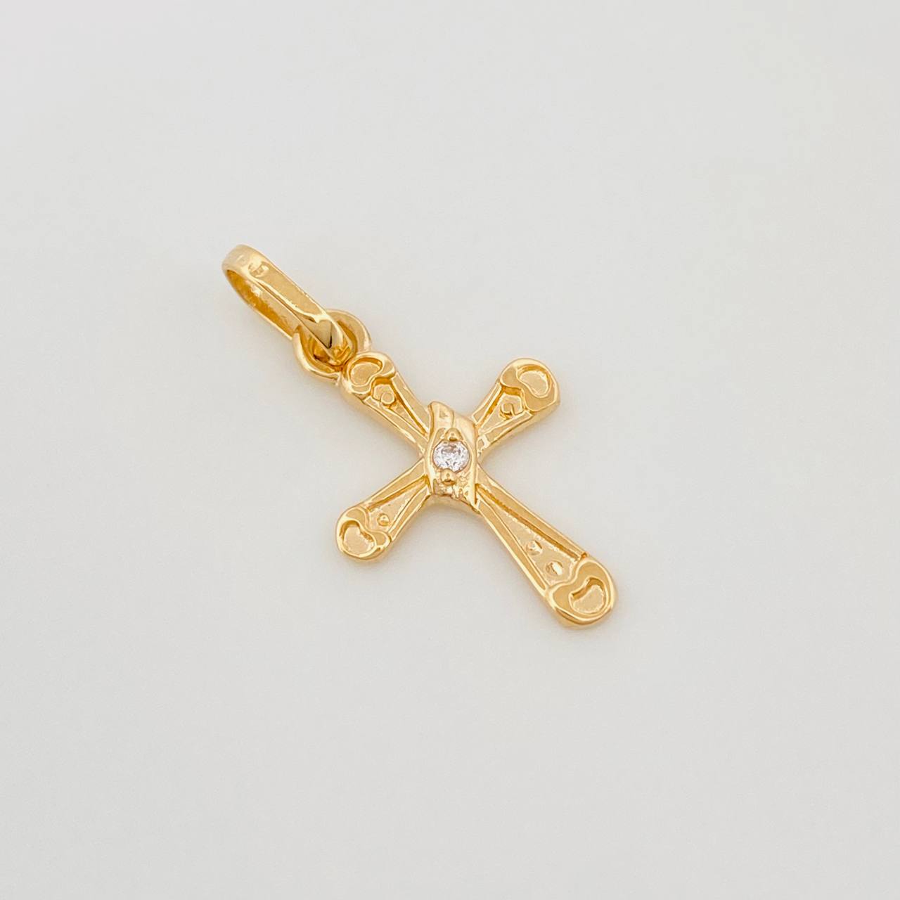 Dije Cruz 0.85 g / 1/2 in Oro Amarillo 18K