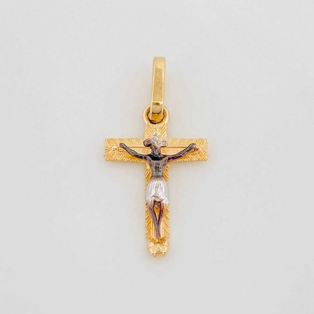 Dije Cruz Cristo Milagroso De Buga 0.85 g / 3/4 in Tres Oros 18K