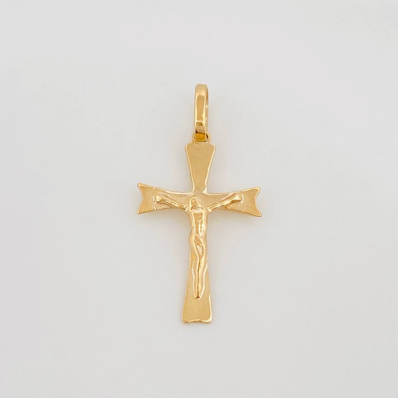 Dije Cruz Cristo Gótica 0.85 g / 1 in Oro Amarillo 18K