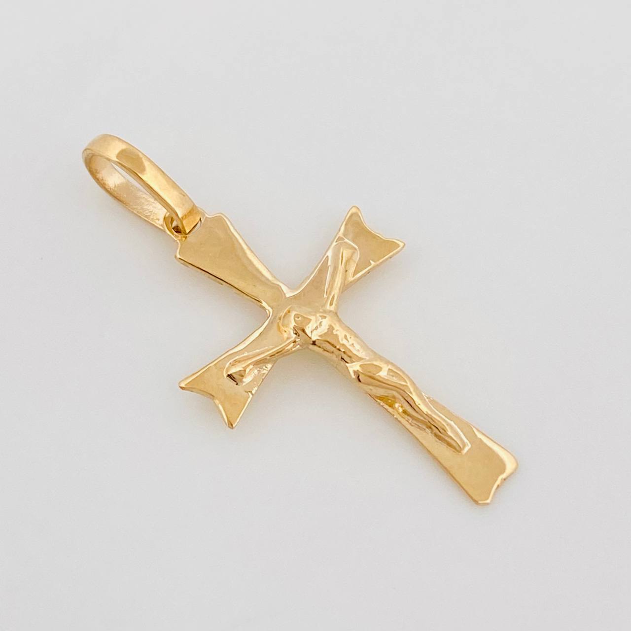 Dije Cruz Cristo Gótica 0.85 g / 1 in Oro Amarillo 18K