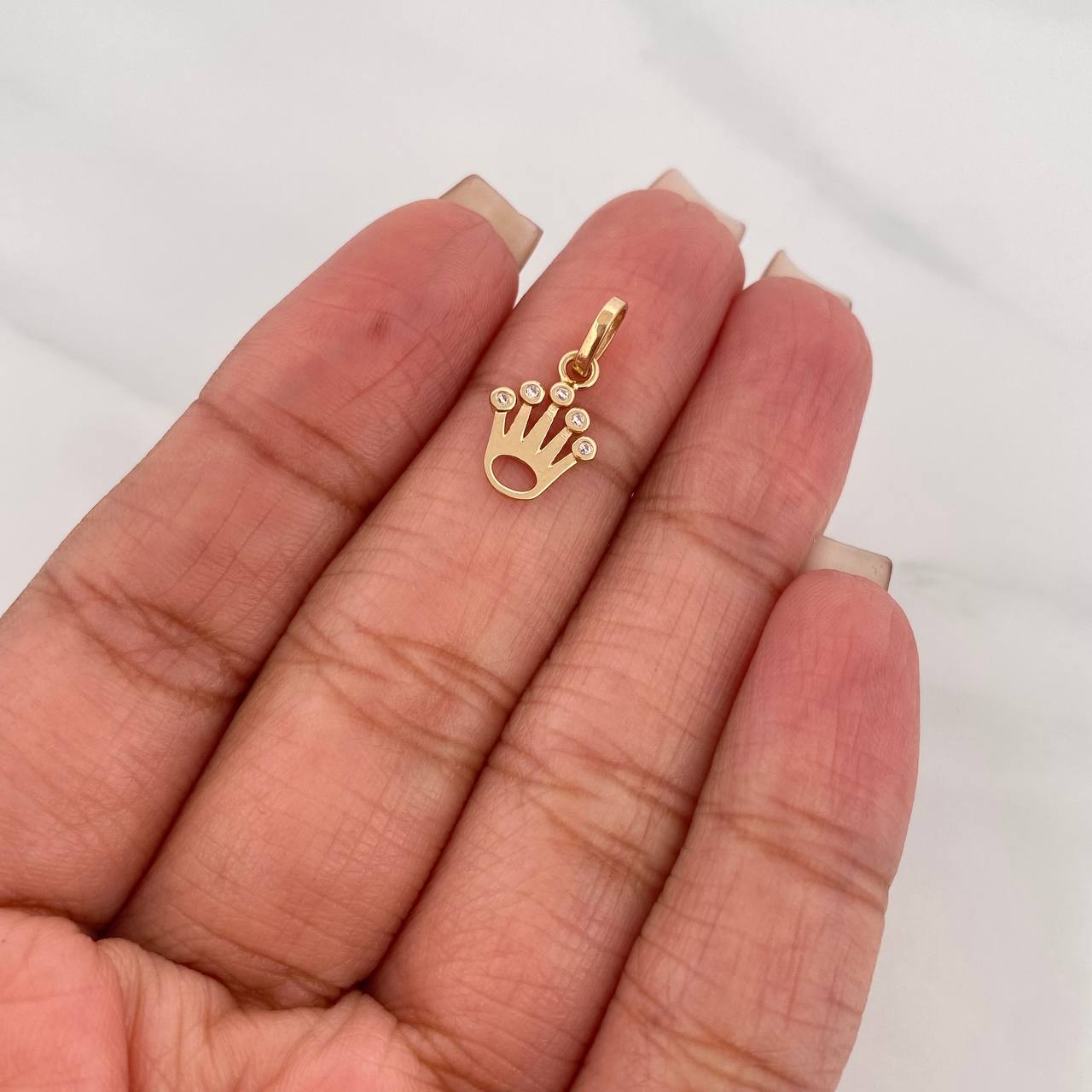 Dije Corona 0.6 g / 3/4 in Oro Amarillo 18K