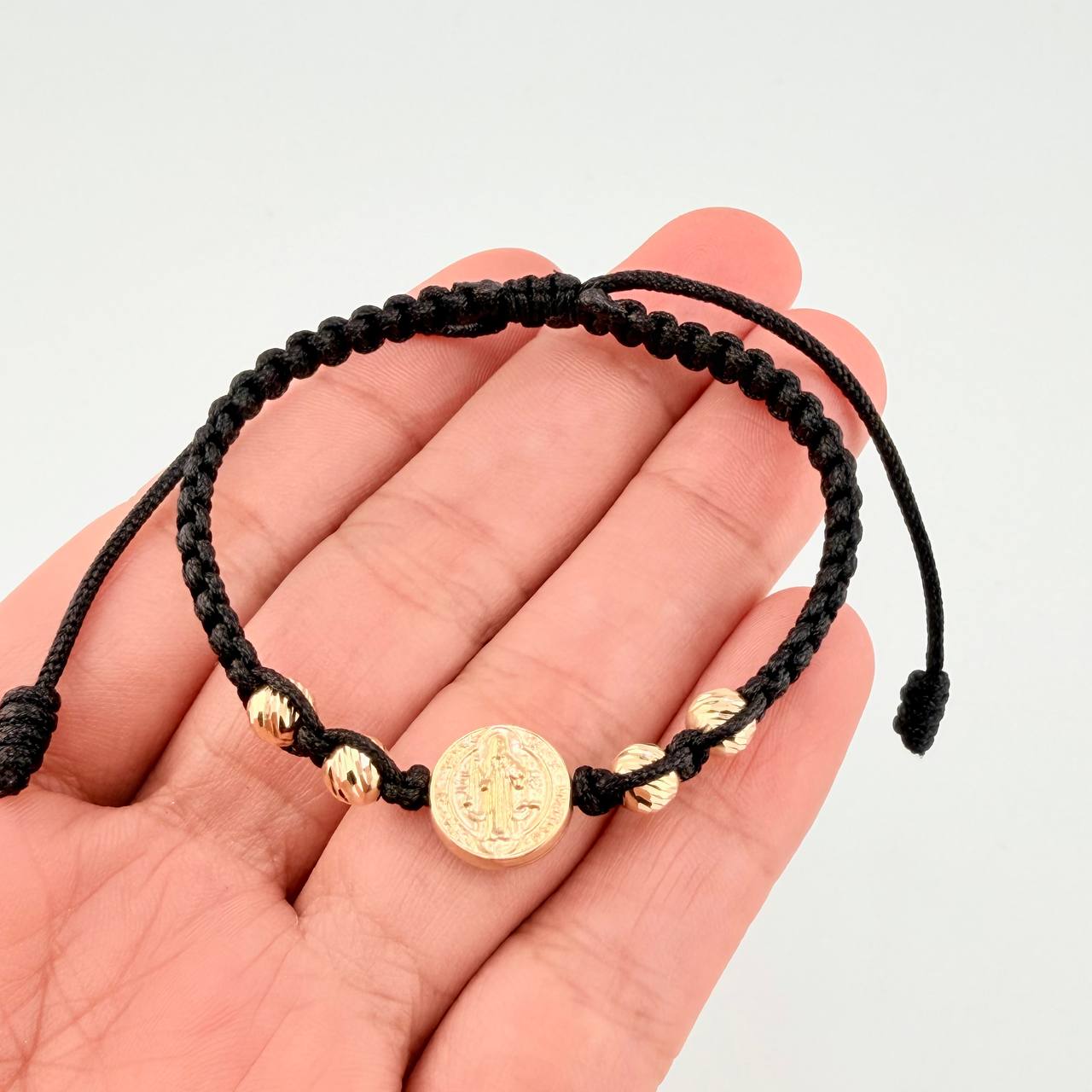 Pulsera Tejida Negra Herraje San Benito Bolas Diamantadas 5Mm / 4 Und Oro Amarillo 18K