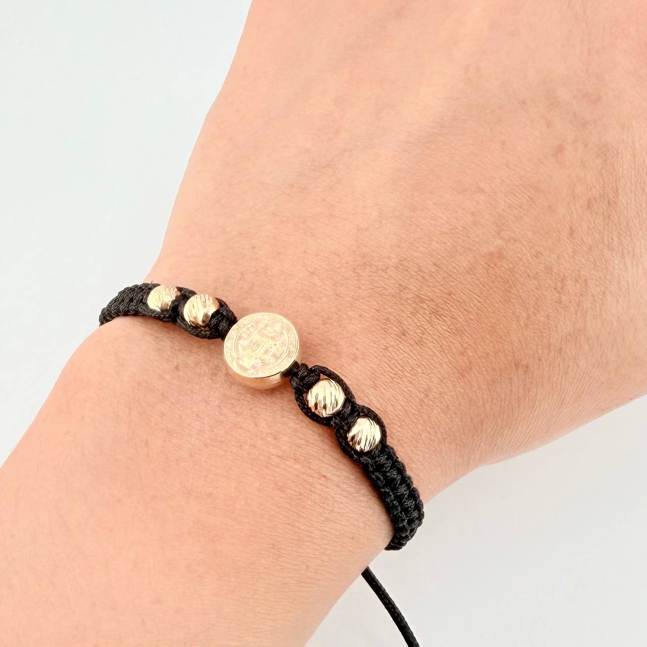 Pulsera Tejida Negra Herraje San Benito Bolas Diamantadas 5Mm / 4 Und Oro Amarillo 18K
