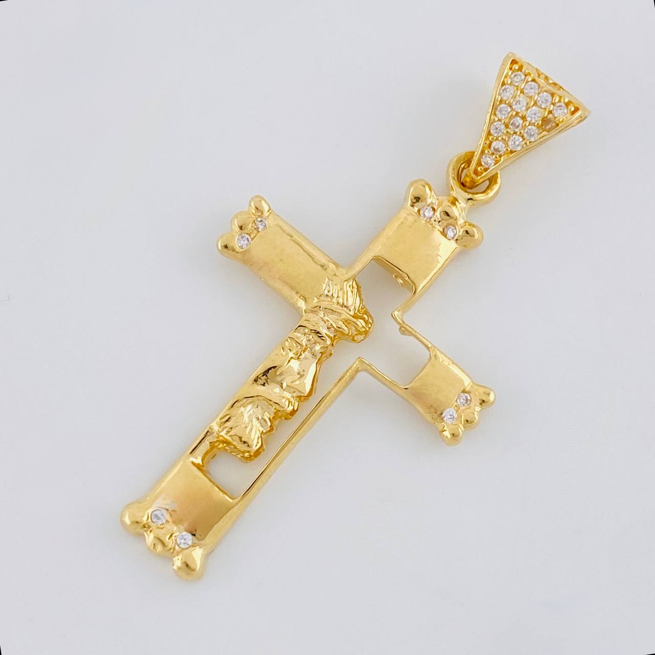 Dije Cruz Silueta Rostro 3.2 g / 1 3/4 in Oro Amarillo 18K