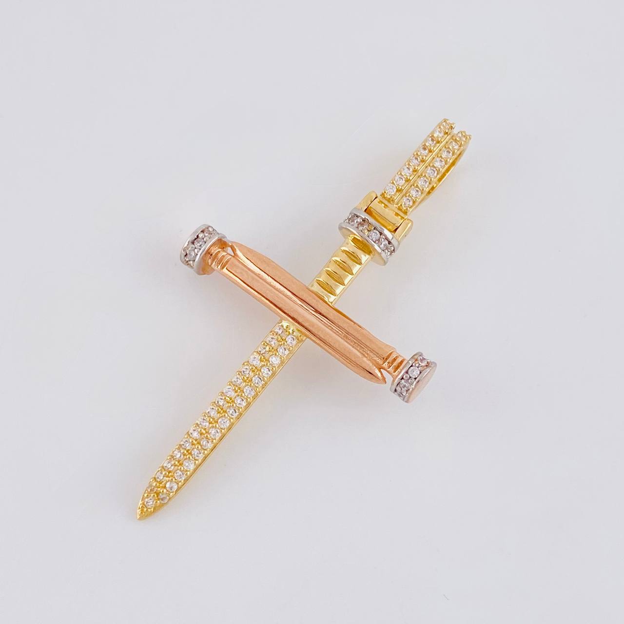 Dije Cruz Clavos 4.4 g / 1 3/4 in Tres Oros 18K