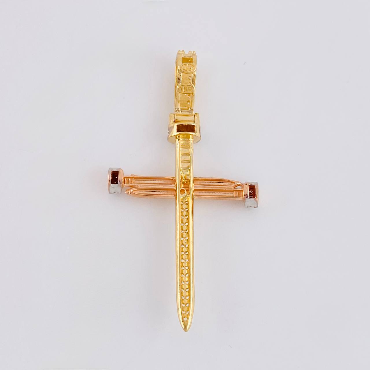Dije Cruz Clavos 4.4 g / 1 3/4 in Tres Oros 18K