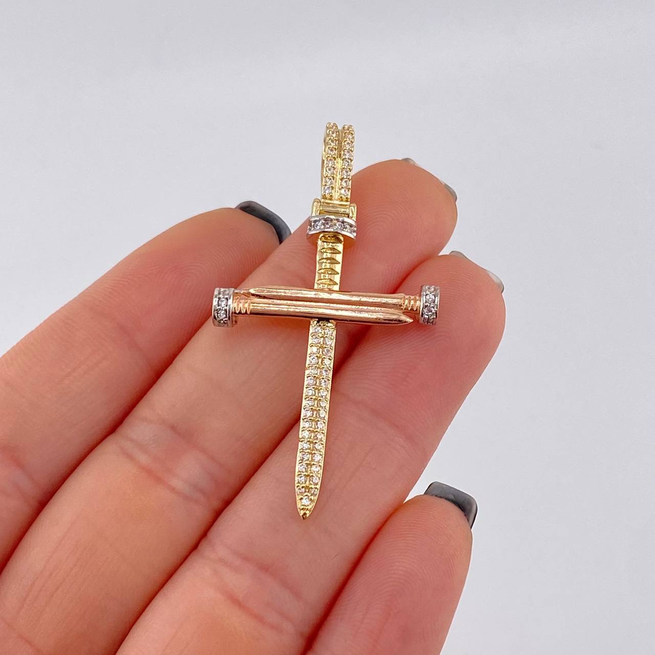 Dije Cruz Clavos 4.4 g / 1 3/4 in Tres Oros 18K